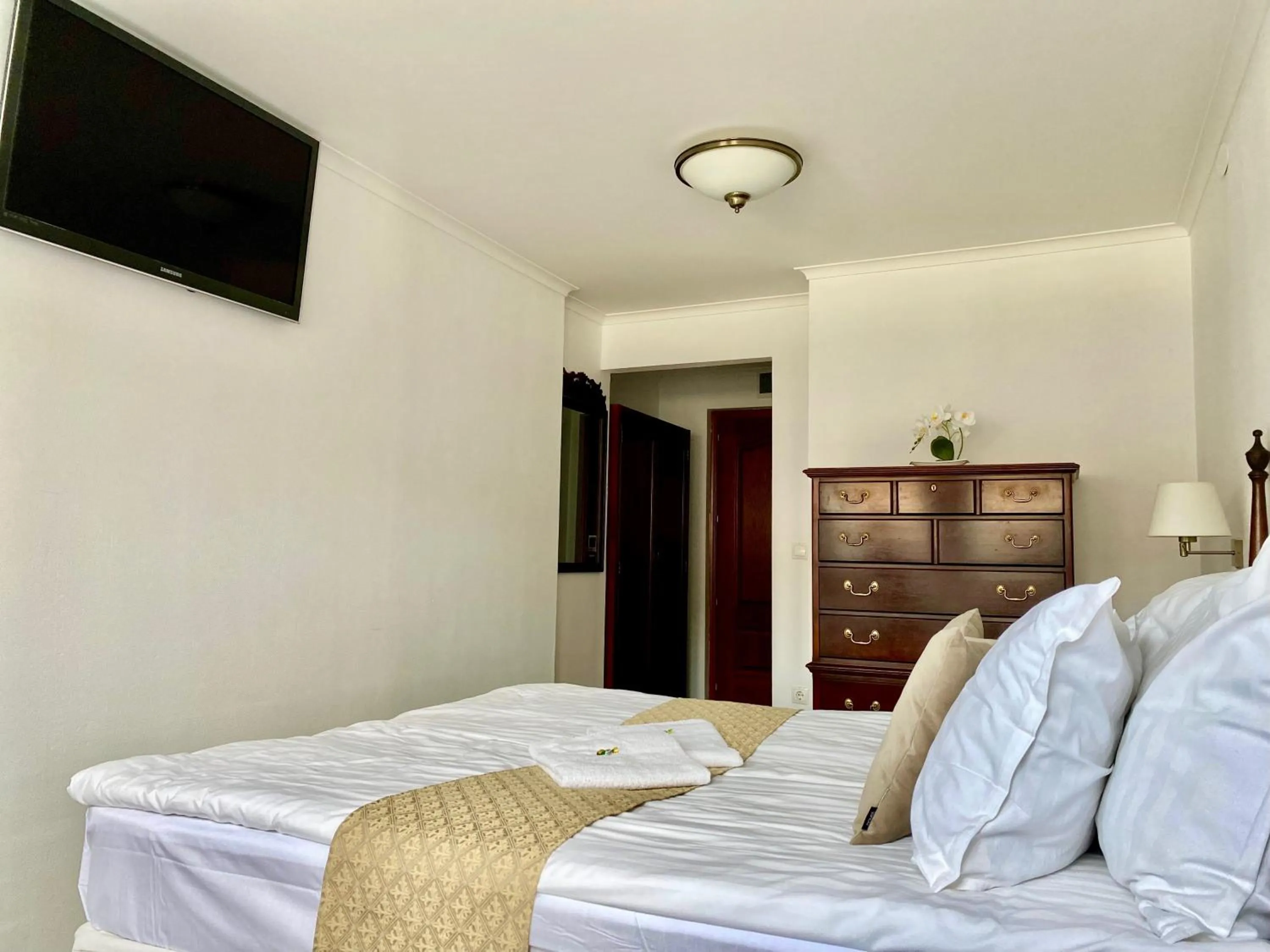 Bedroom, Bed in OPERA16 Guestrooms