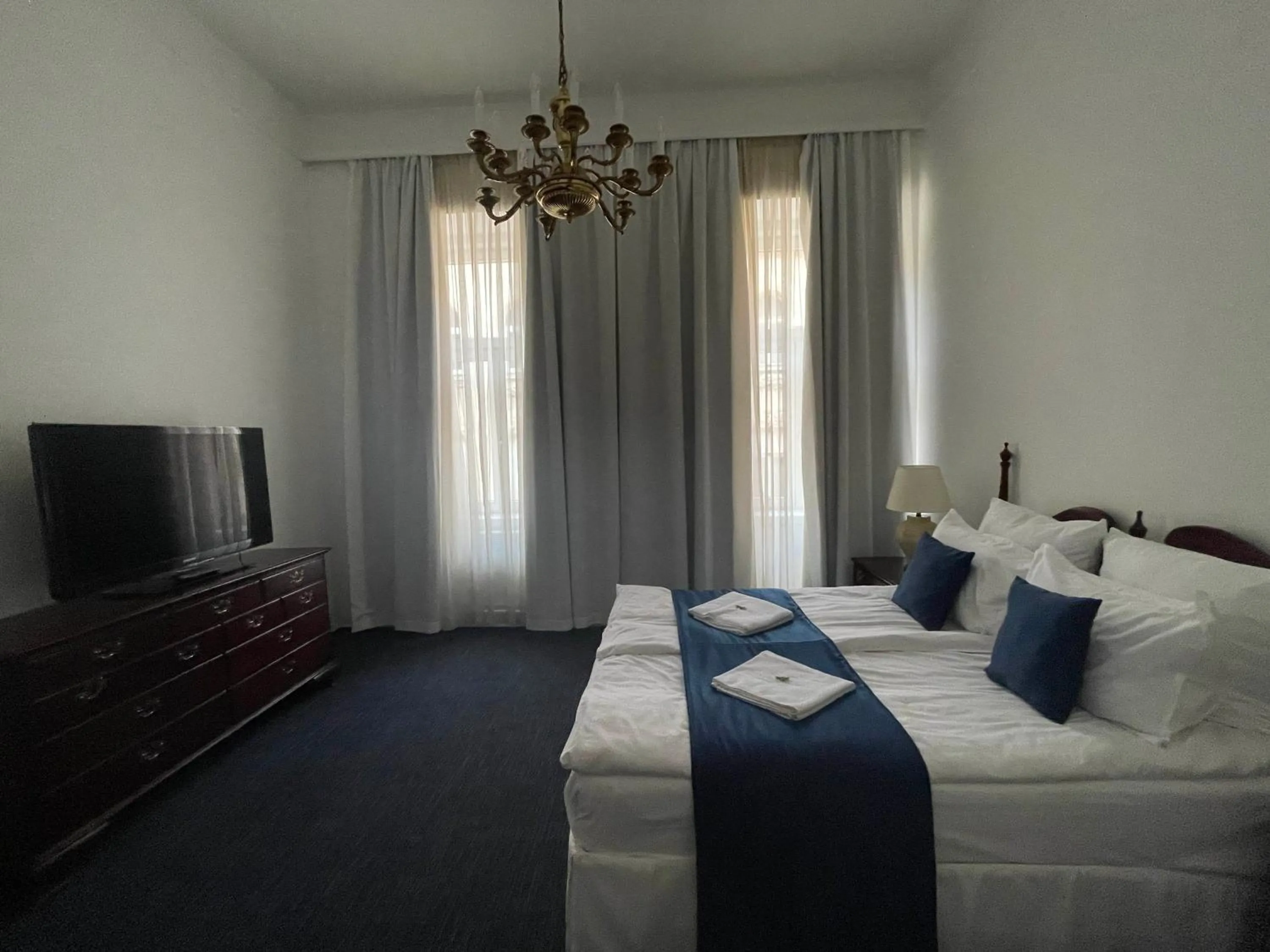 Bedroom, Bed in OPERA16 Guestrooms