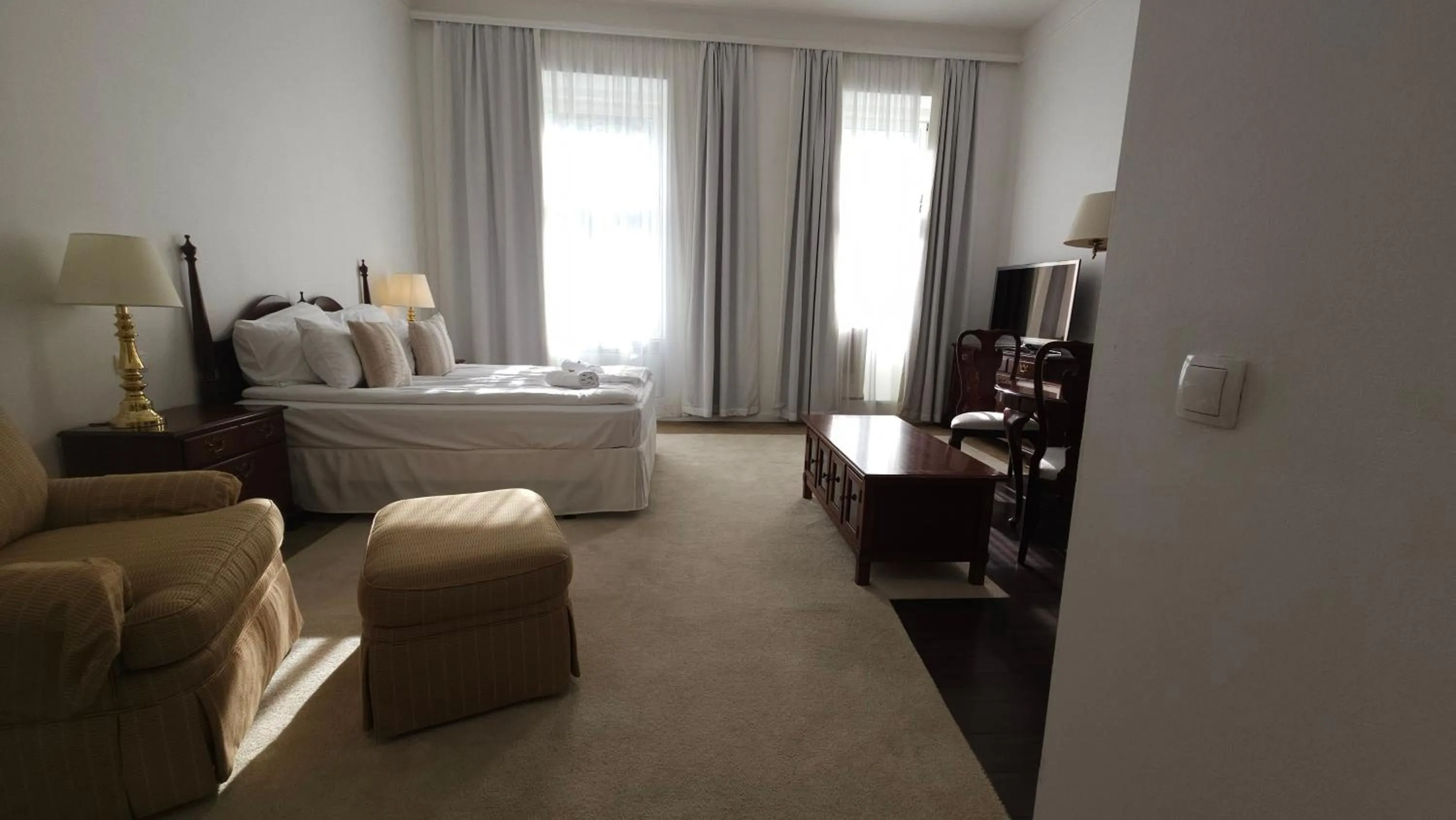 Photo of the whole room, Bed in OPERA16 Guestrooms