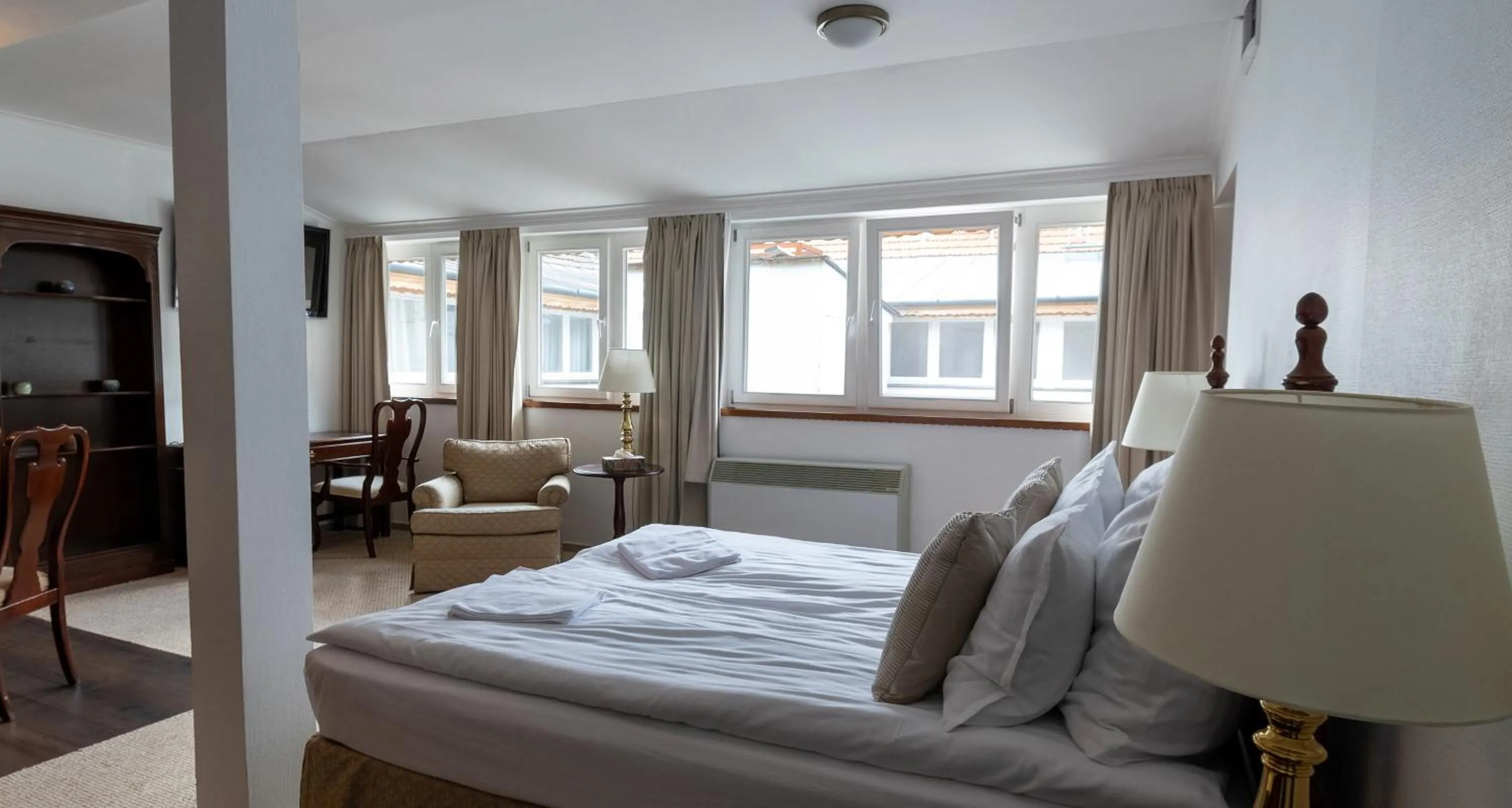 Bedroom, Bed in OPERA16 Guestrooms