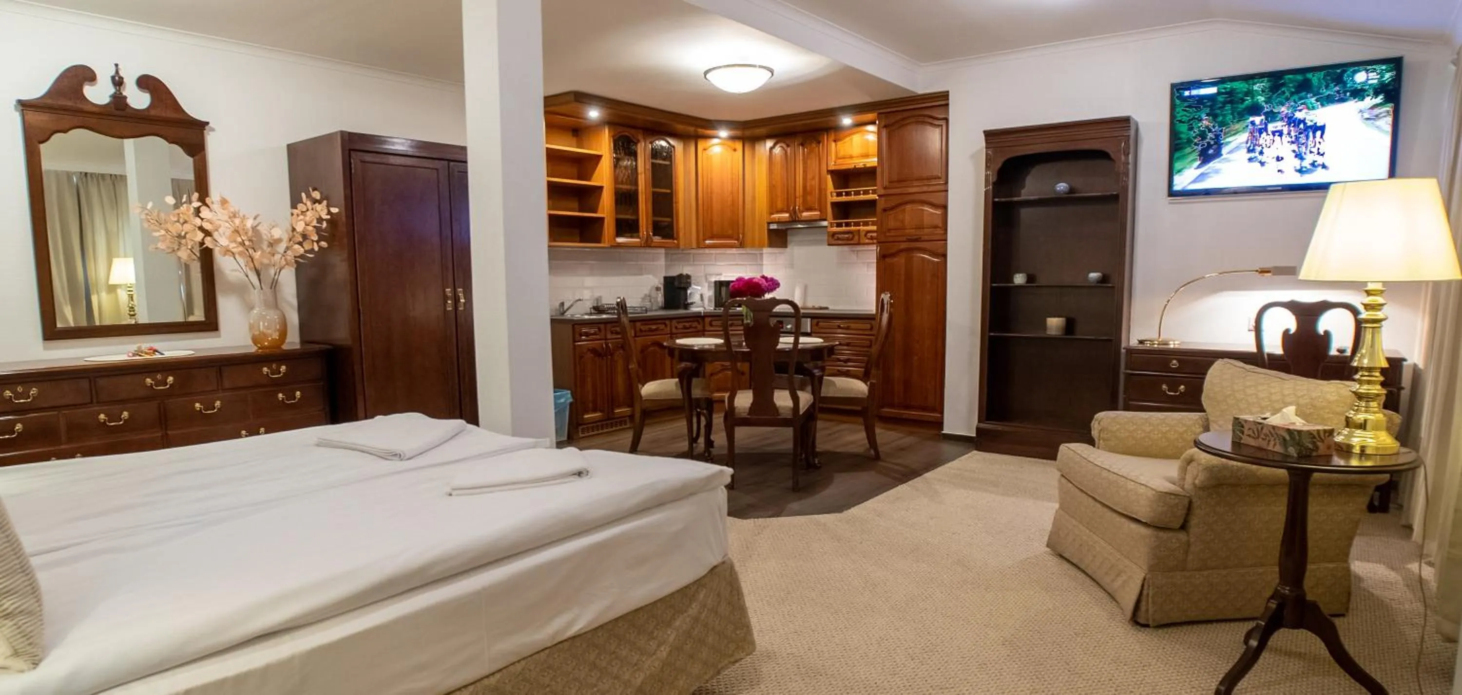 Bedroom, Bed in OPERA16 Guestrooms