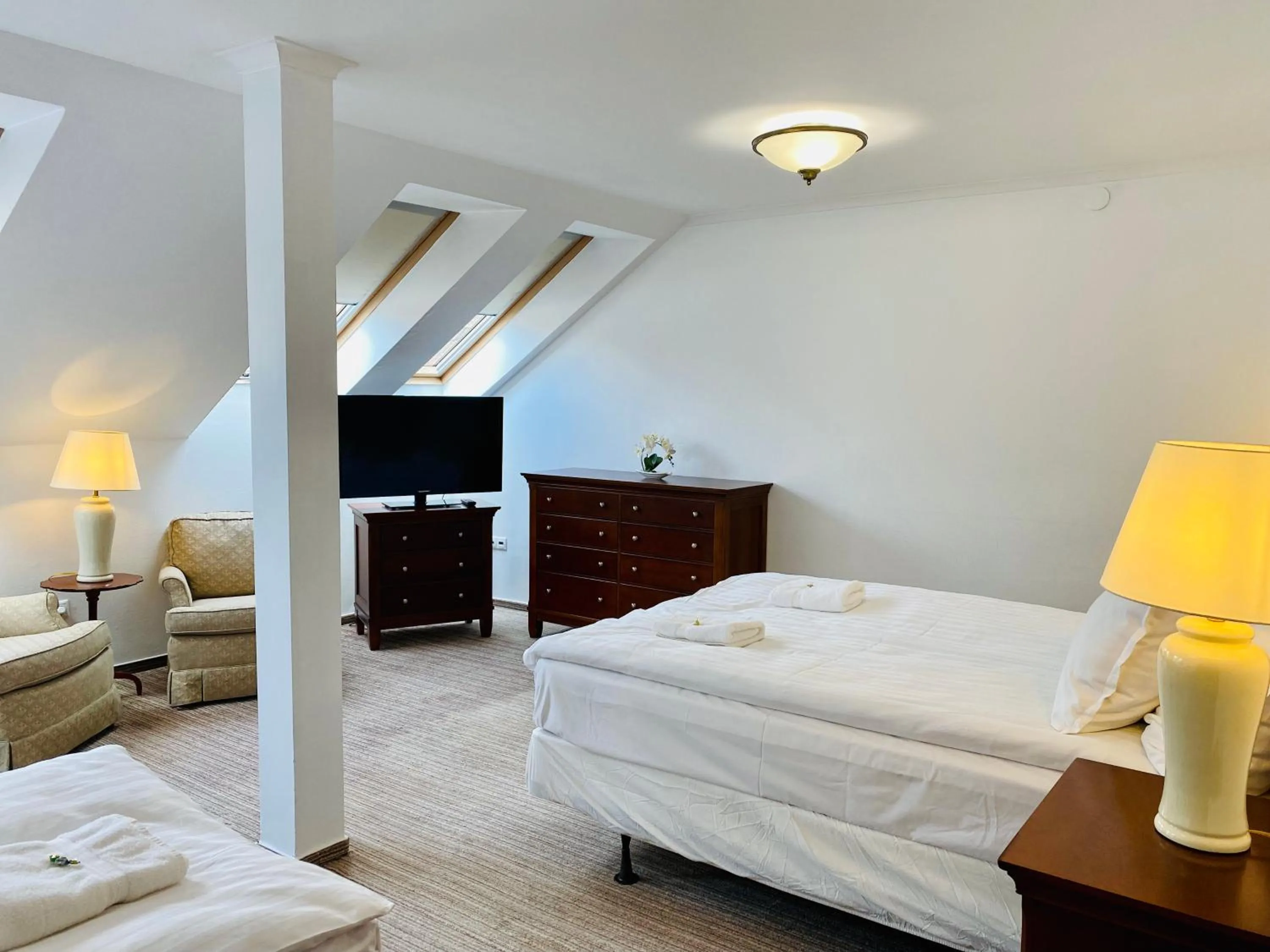 TV and multimedia, Bed in OPERA16 Guestrooms