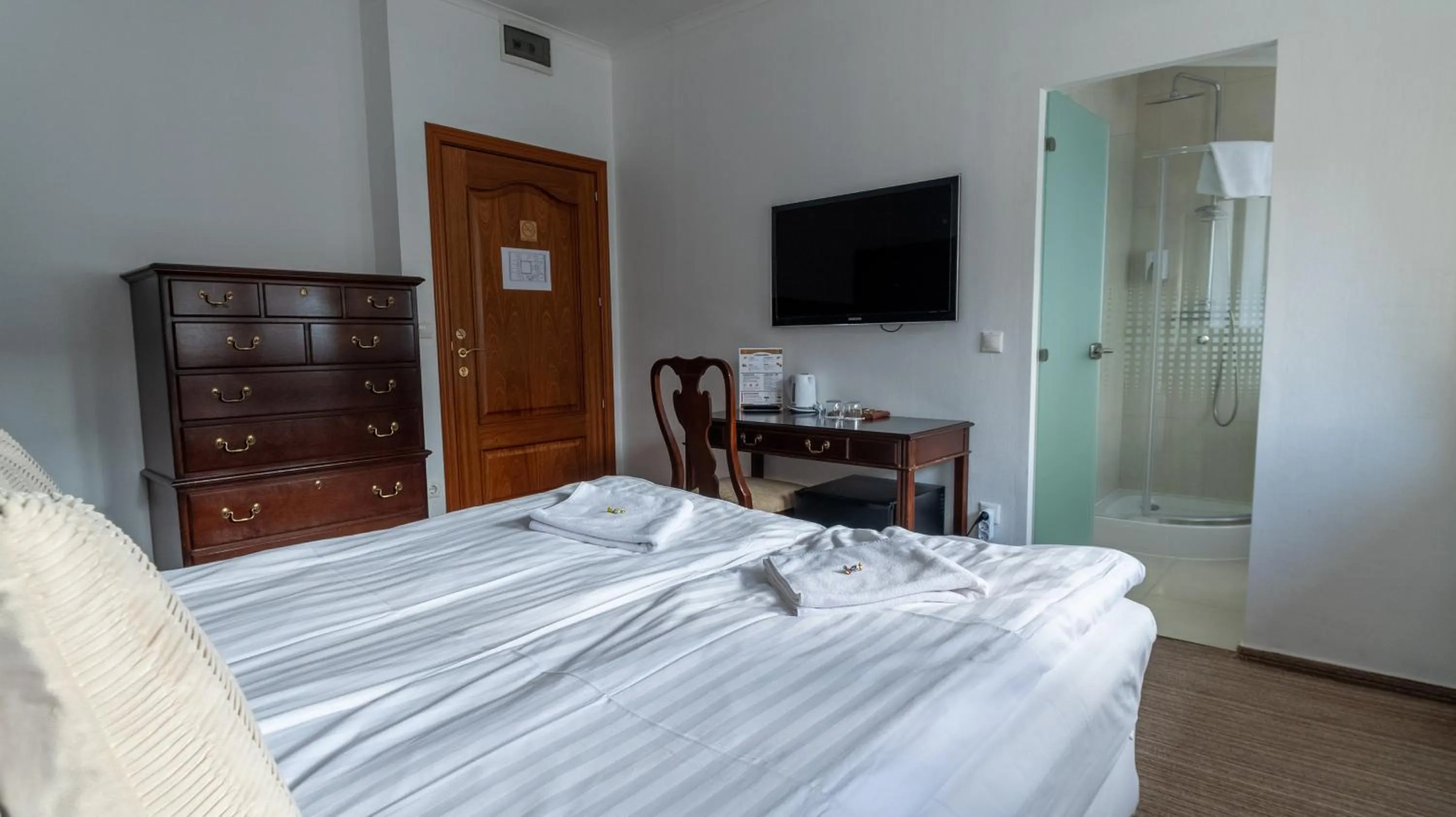 Bed in OPERA16 Guestrooms