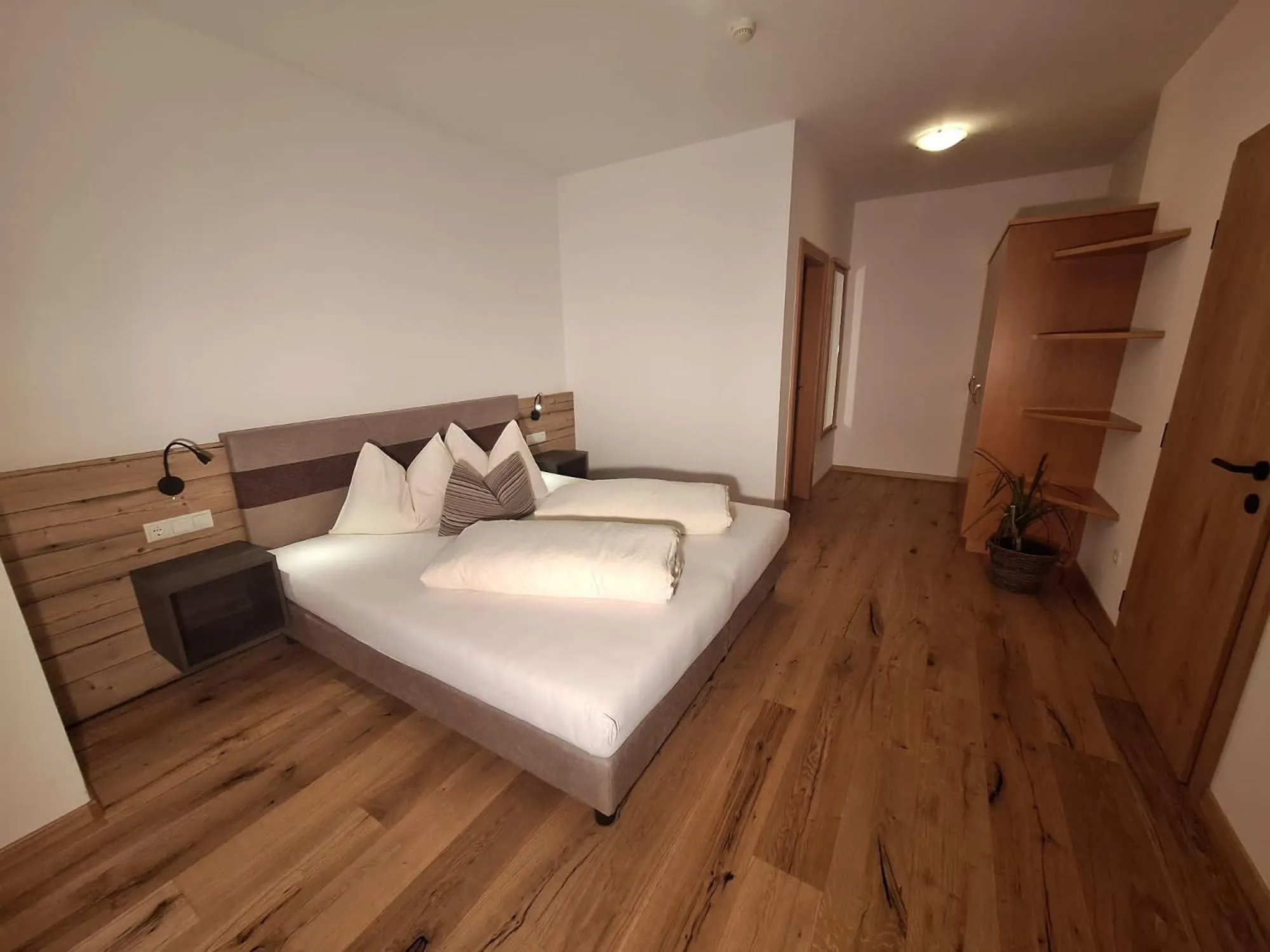 Bed in Alpenspitz Appartements - Garni - B&B