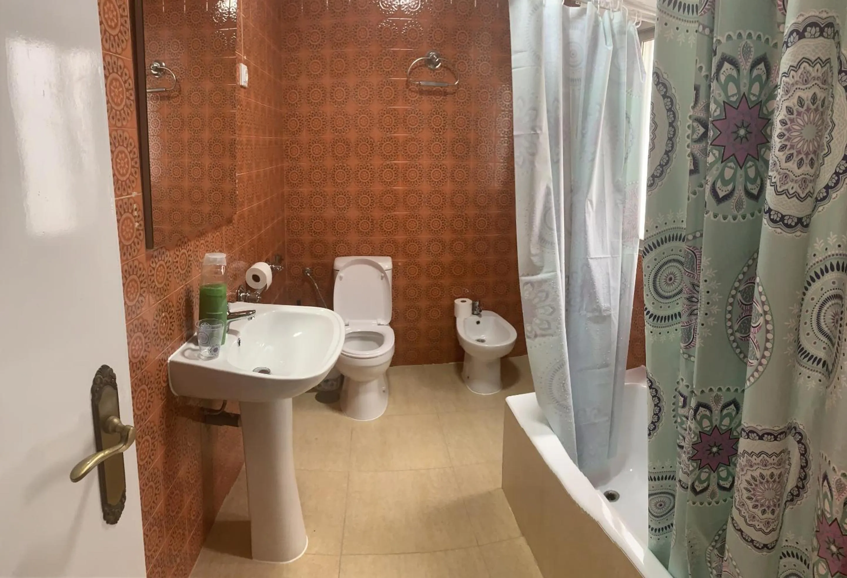 Bathroom in A Beautiful spacious Two Bedroom Apartment CB8EV