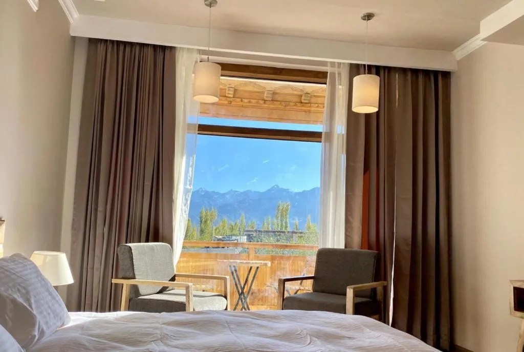 Seating area, Bed in Hotel Amanthi Ladakh