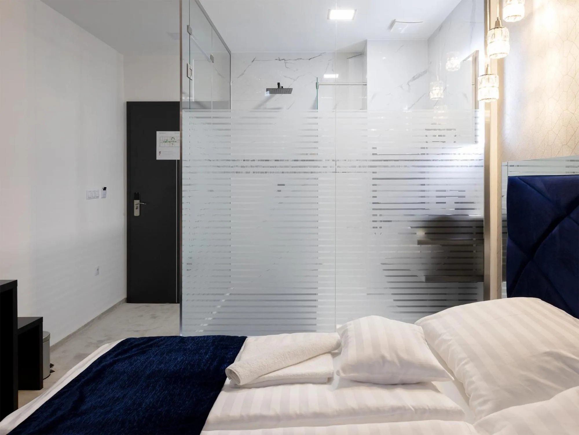 Shower, Bed in Z Rooms Boutique Smart Hotel, személyzet nélkül