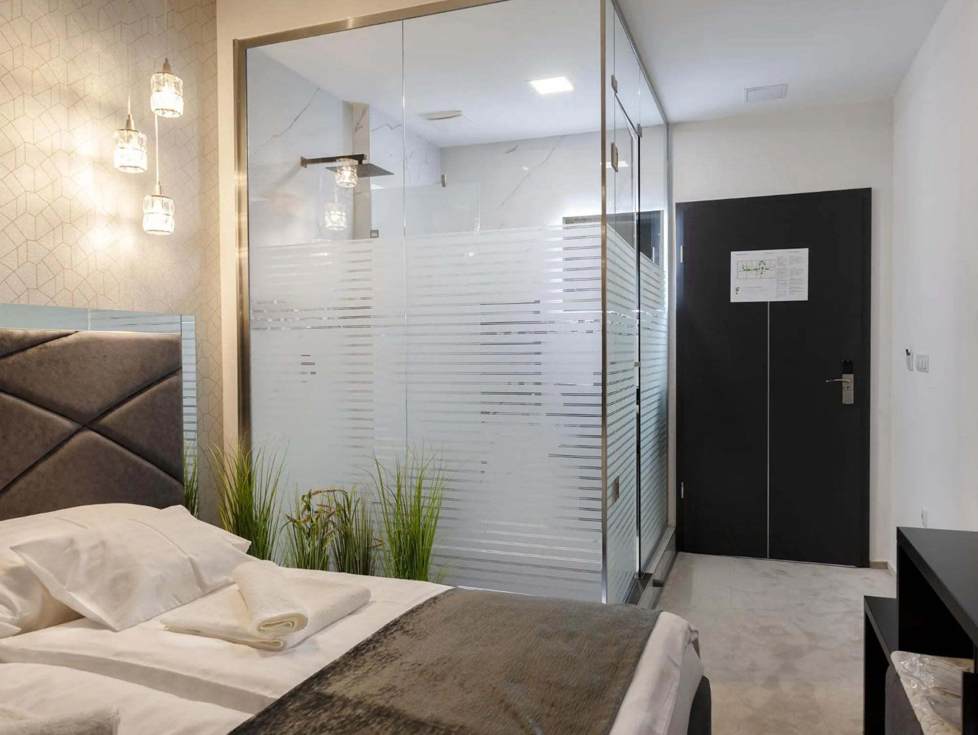 Shower, Bed in Z Rooms Boutique Smart Hotel, személyzet nélkül