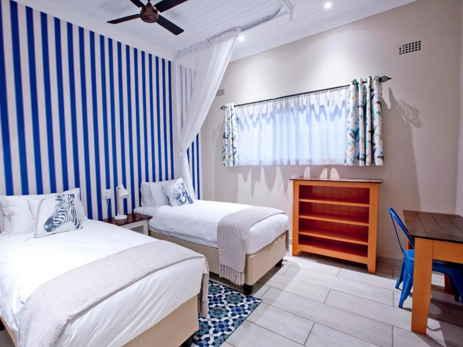 Photo of the whole room, Bed in Pioneers