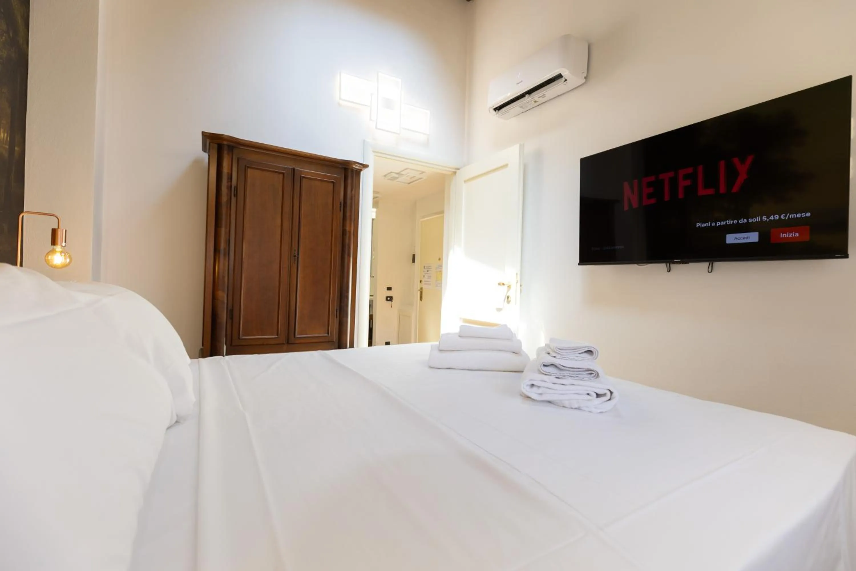 Bed in BolognaRoomscom - Frassinago Deluxe