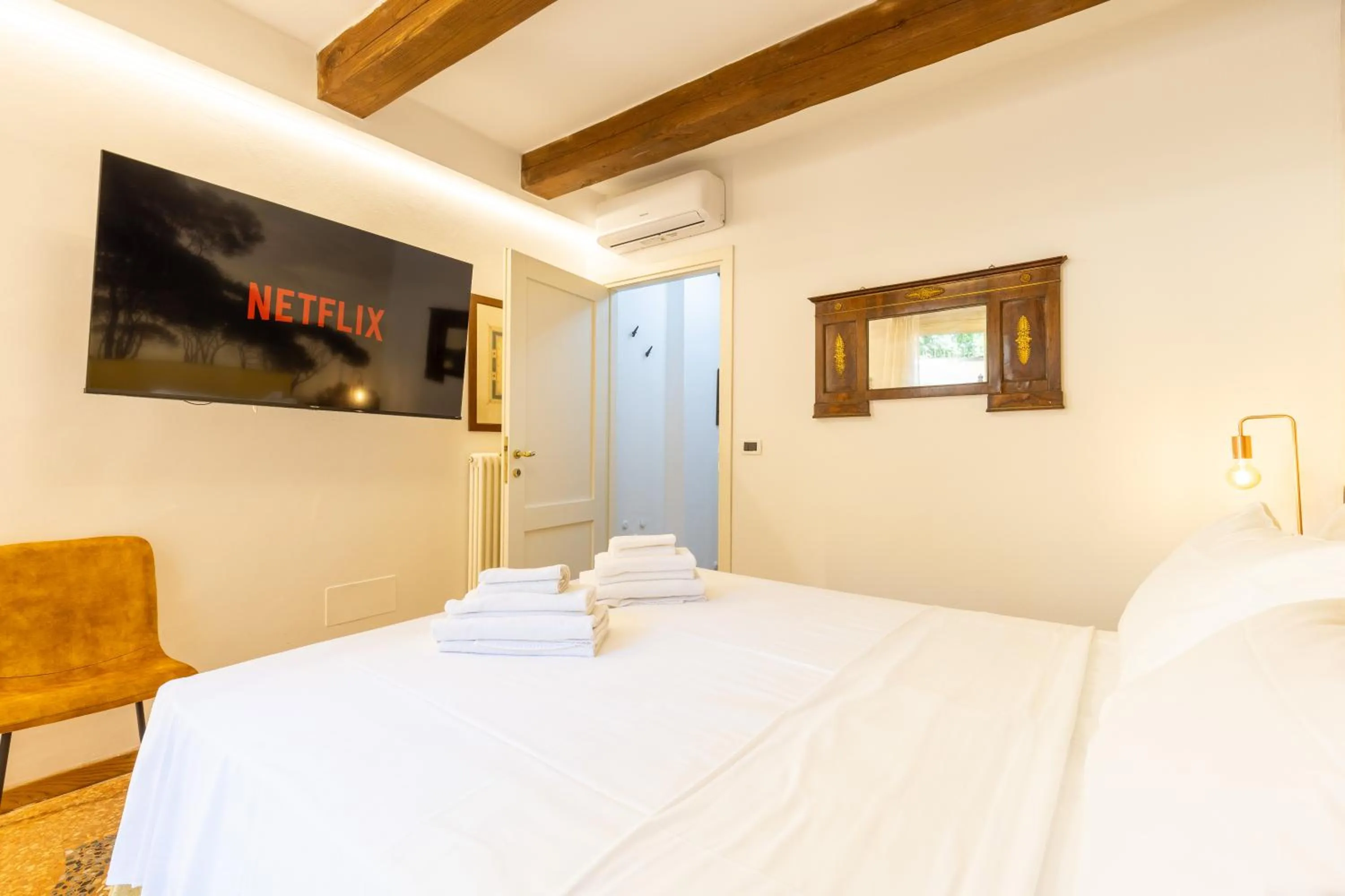 Bed in BolognaRoomscom - Frassinago Deluxe