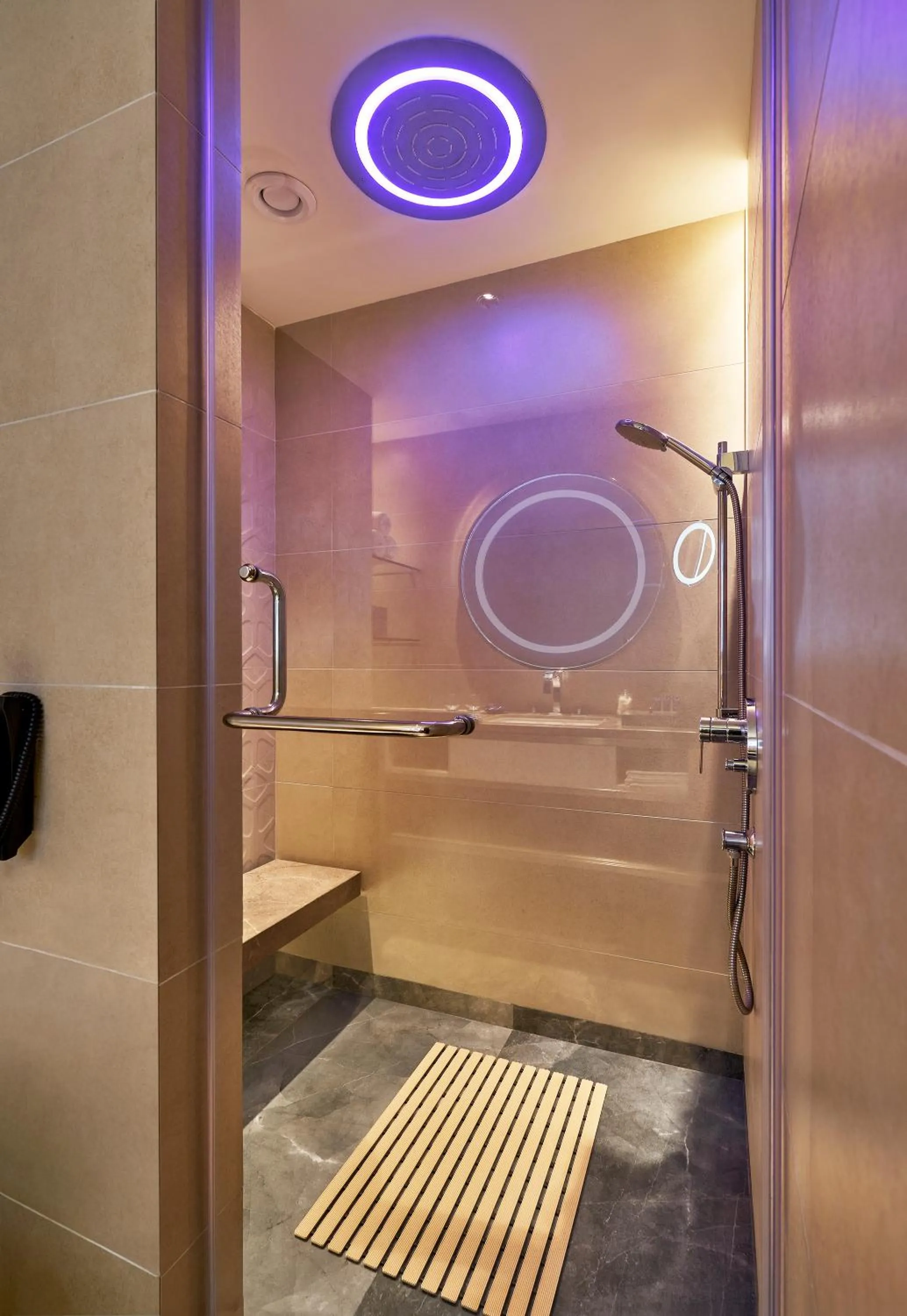 Shower in Vivanta Bengaluru Residency Road