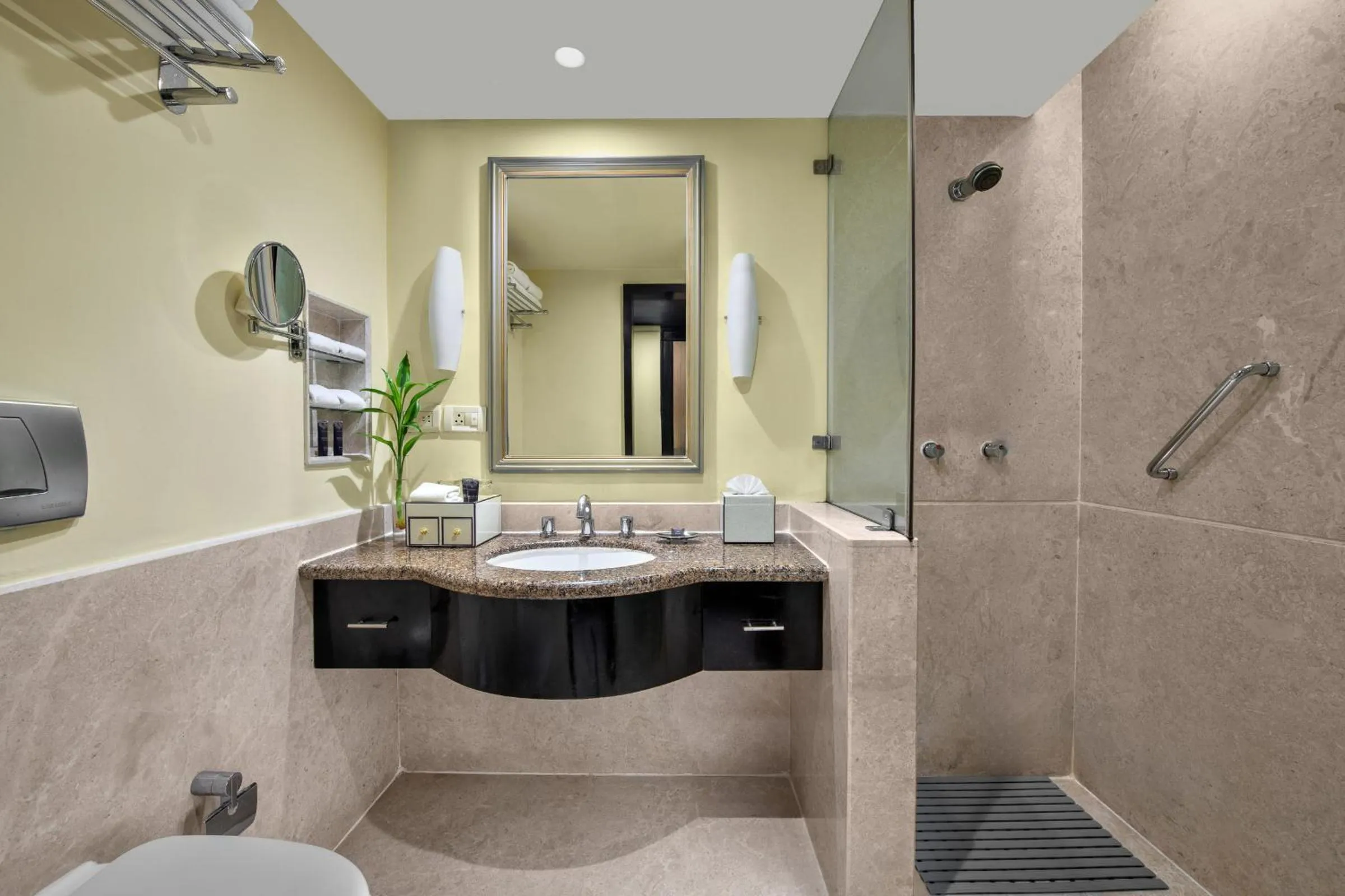 Shower in Vivanta Ernakulam, Marine Drive