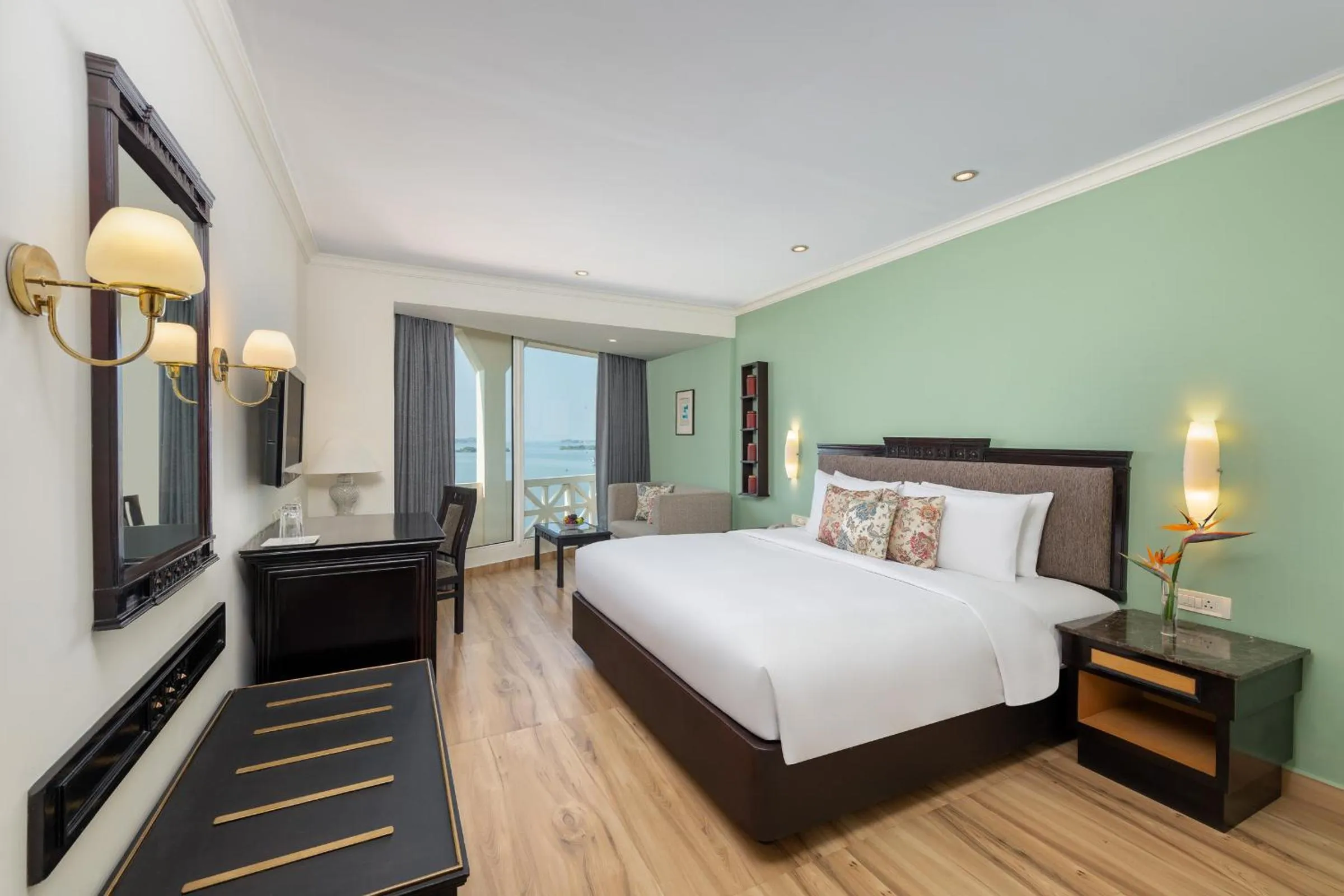 Photo of the whole room, Bed in Vivanta Ernakulam, Marine Drive