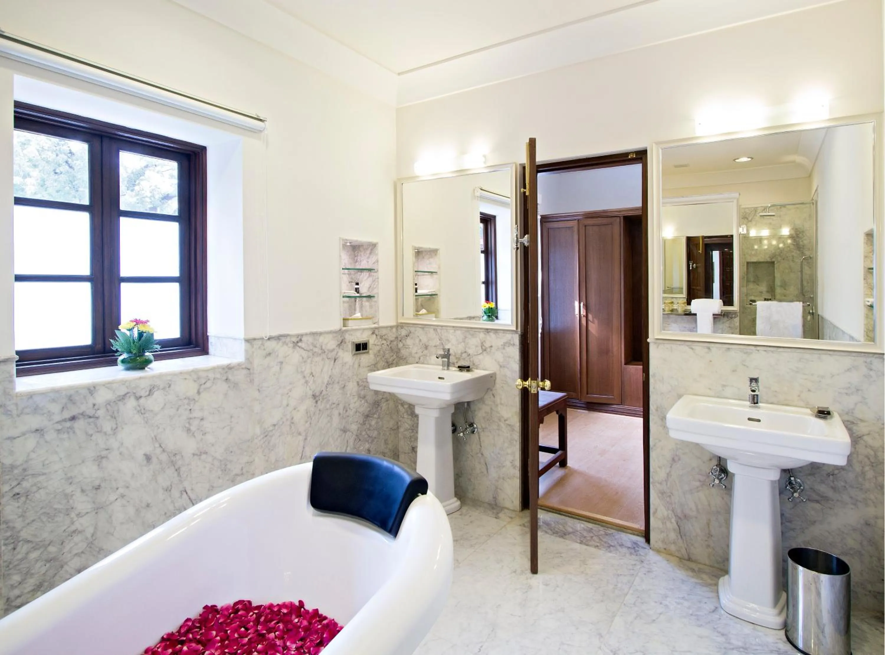 Bathroom in The Maharaja's Lodge, Ranthambore