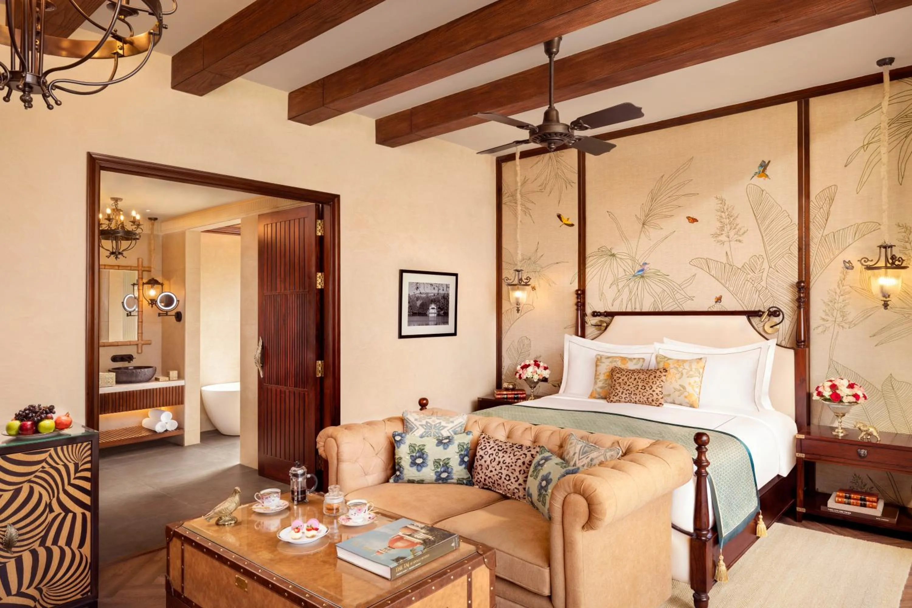 Photo of the whole room, Bed in The Maharaja's Lodge, Ranthambore