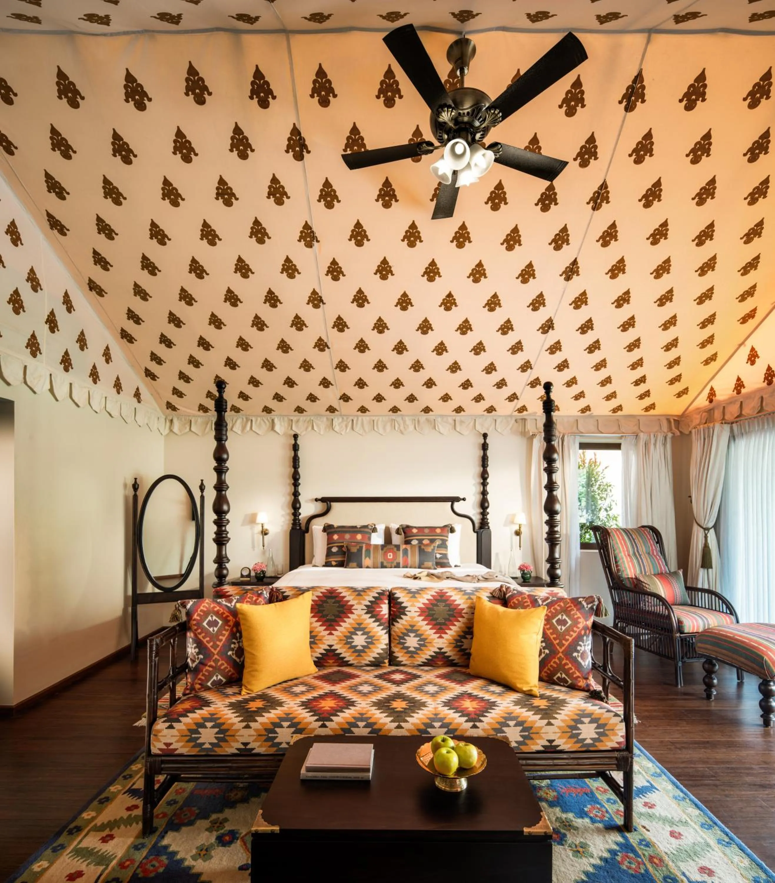 Bed in Taj Usha Kiran Palace, Gwalior