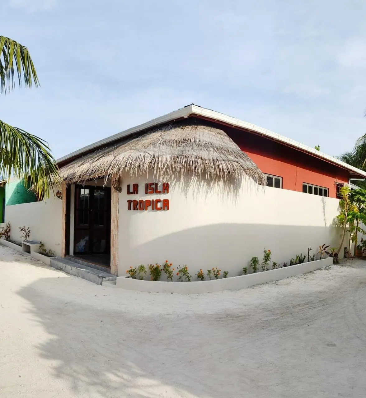 Property building in La Isla Tropica