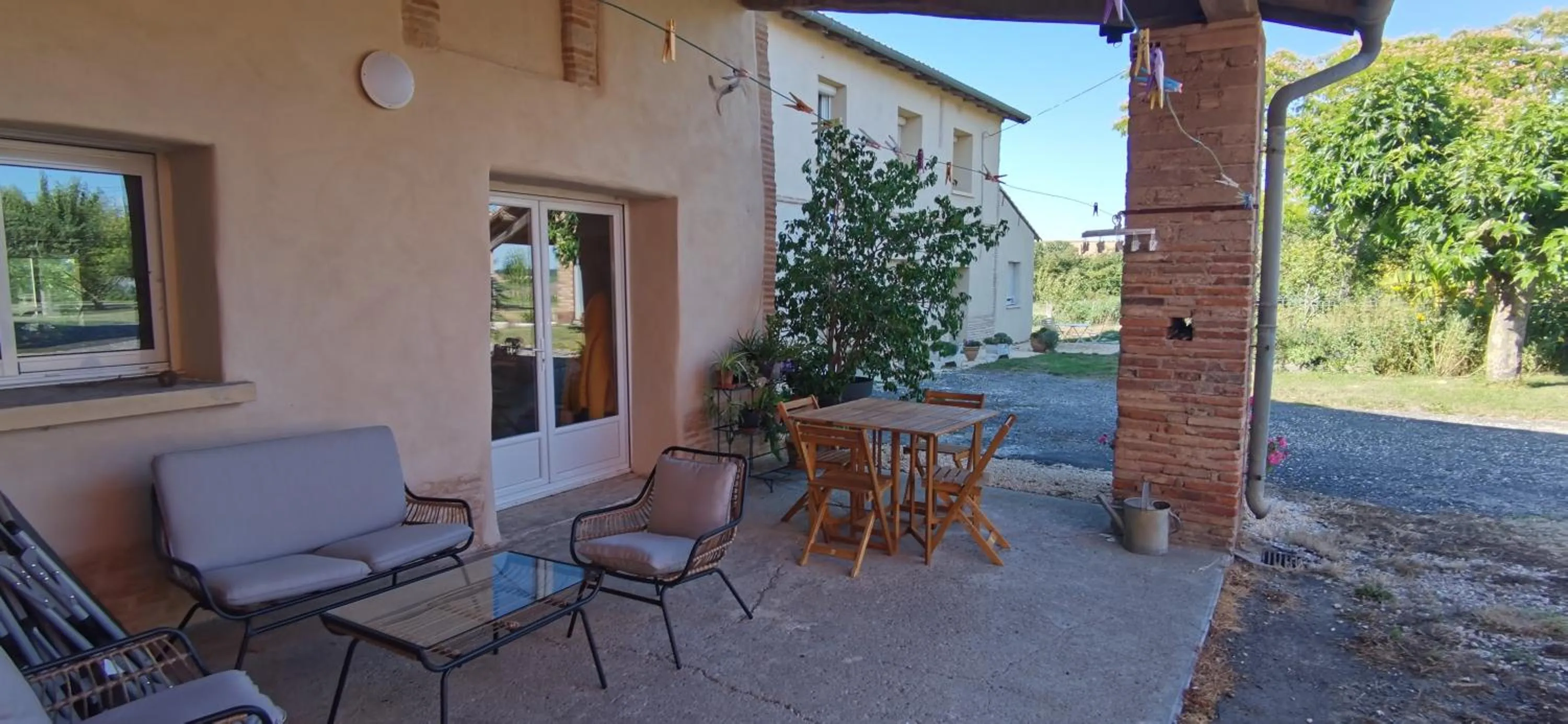 Patio in Les Hauts de Grazac, Chambres et Tables d'hôtes