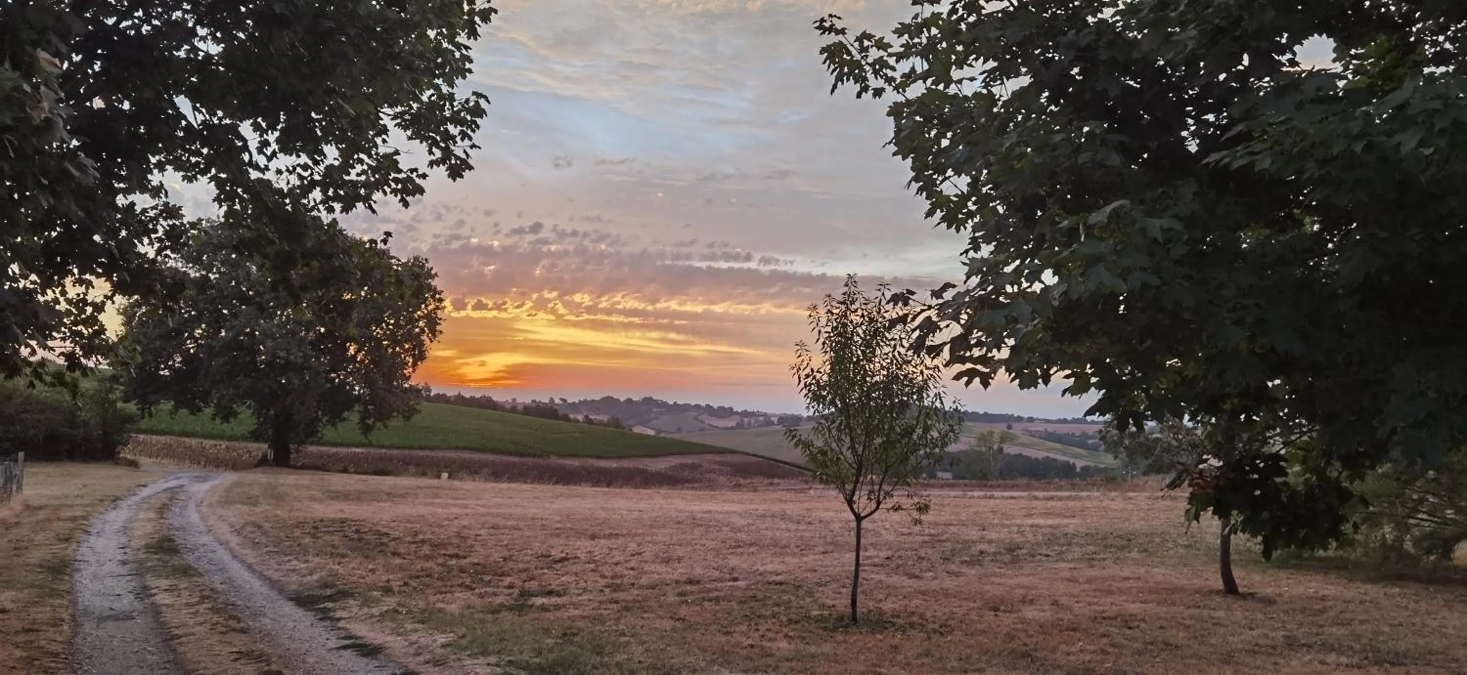 Sunrise in Les Hauts de Grazac, Chambres et Tables d'hôtes