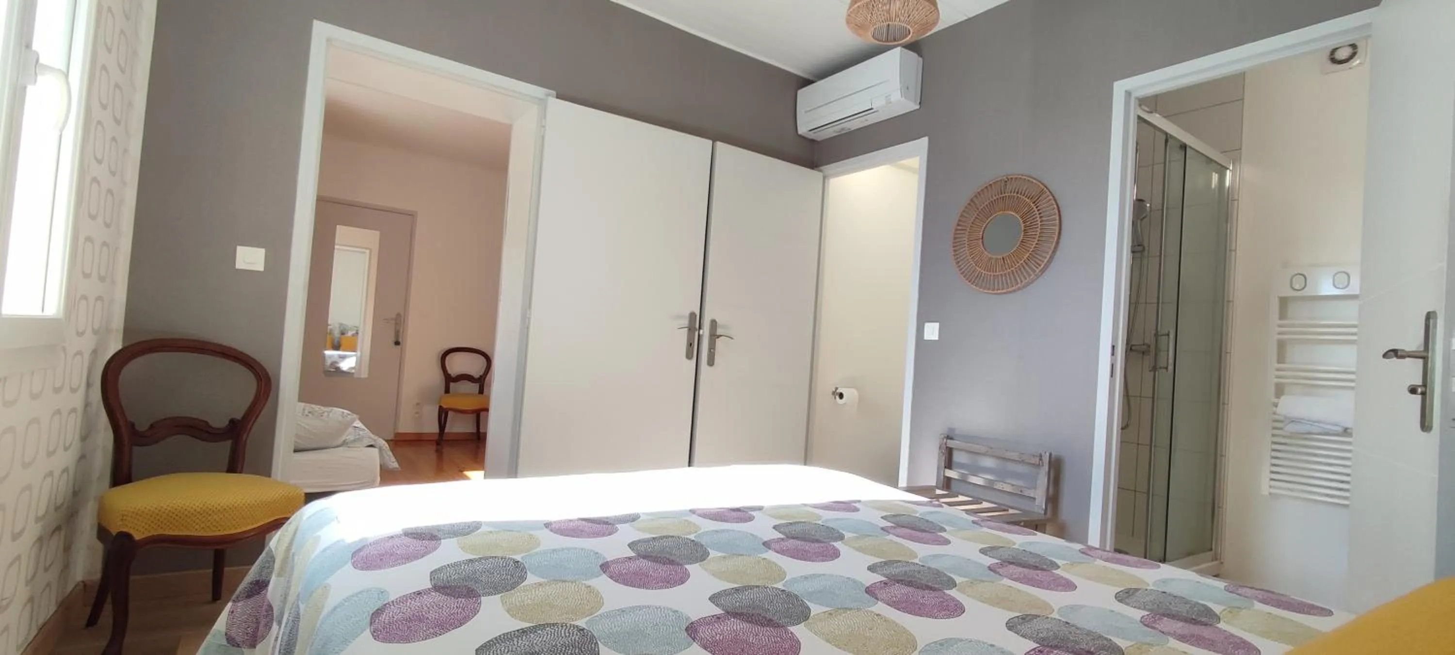 Toilet, Bed in Les Hauts de Grazac, Chambres et Tables d'hôtes