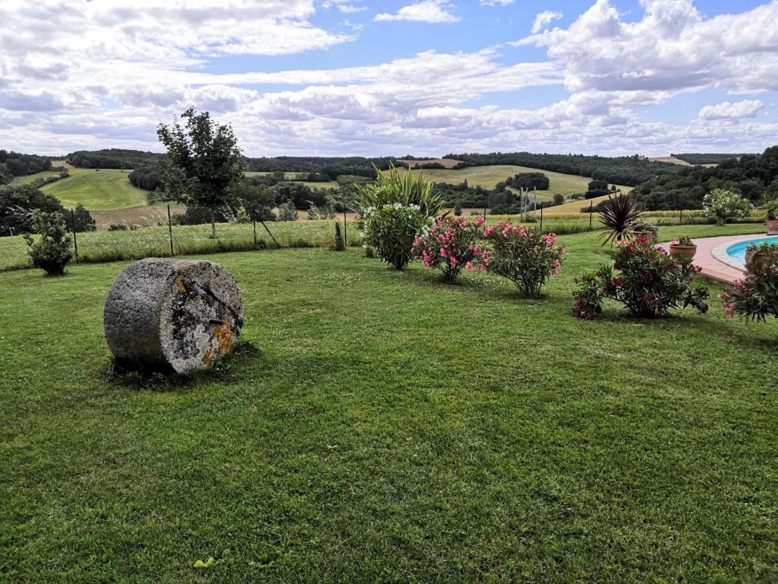 Garden view in Les Hauts de Grazac, Chambres et Tables d'hôtes