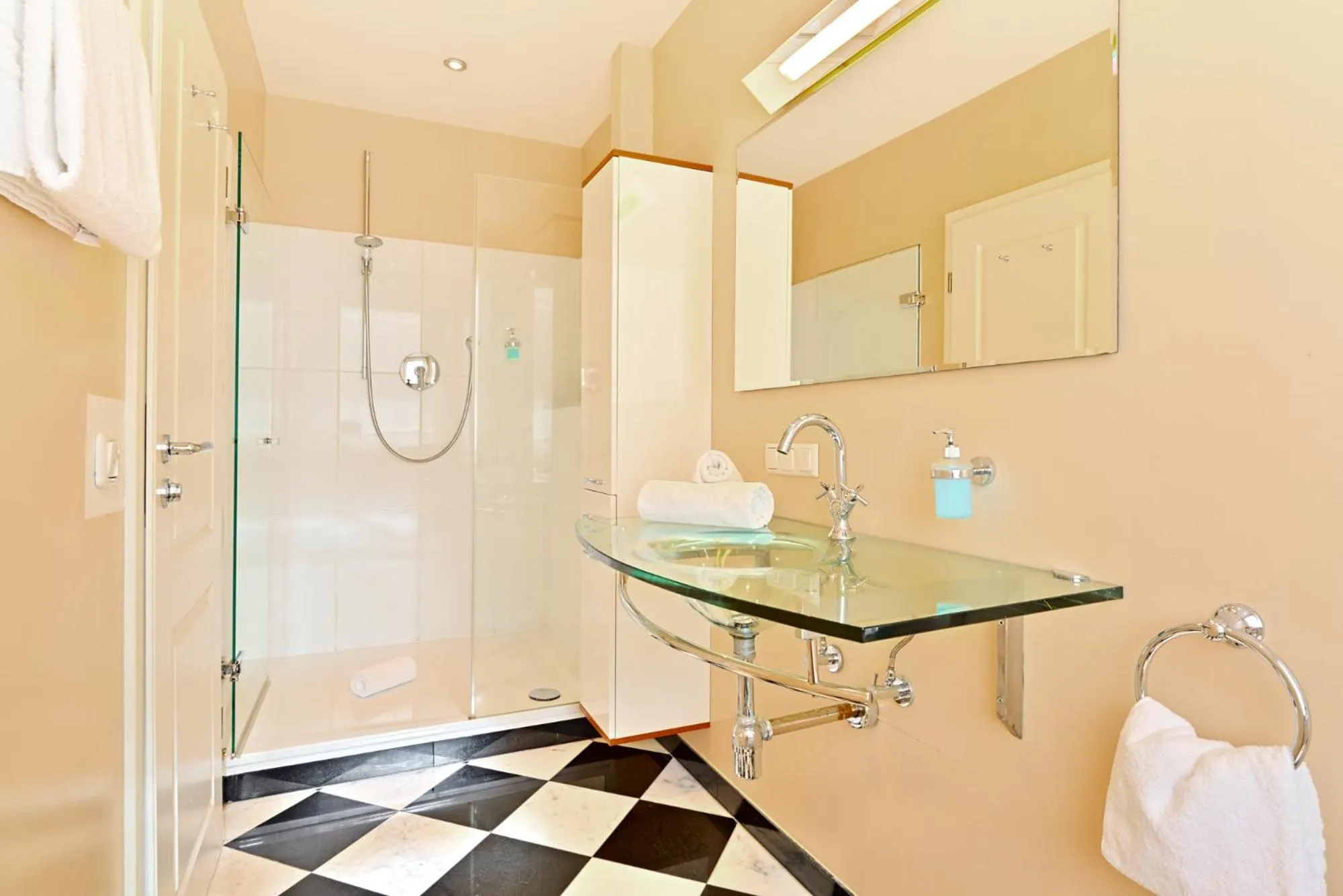 Shower in Hotel Weinberg-Schlößchen