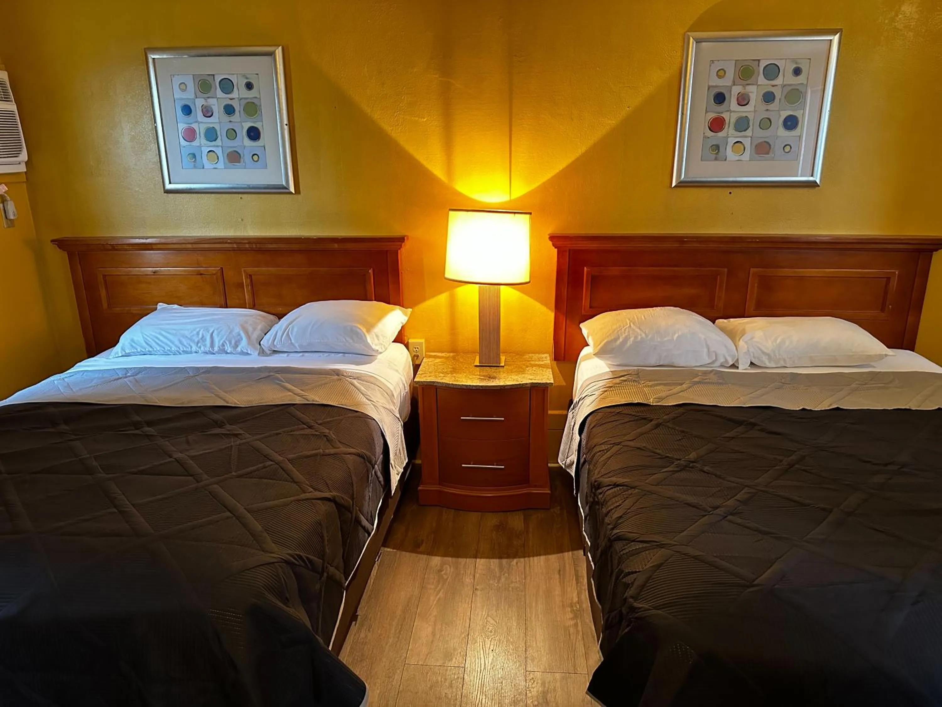 Queen Room in Skyline Inn