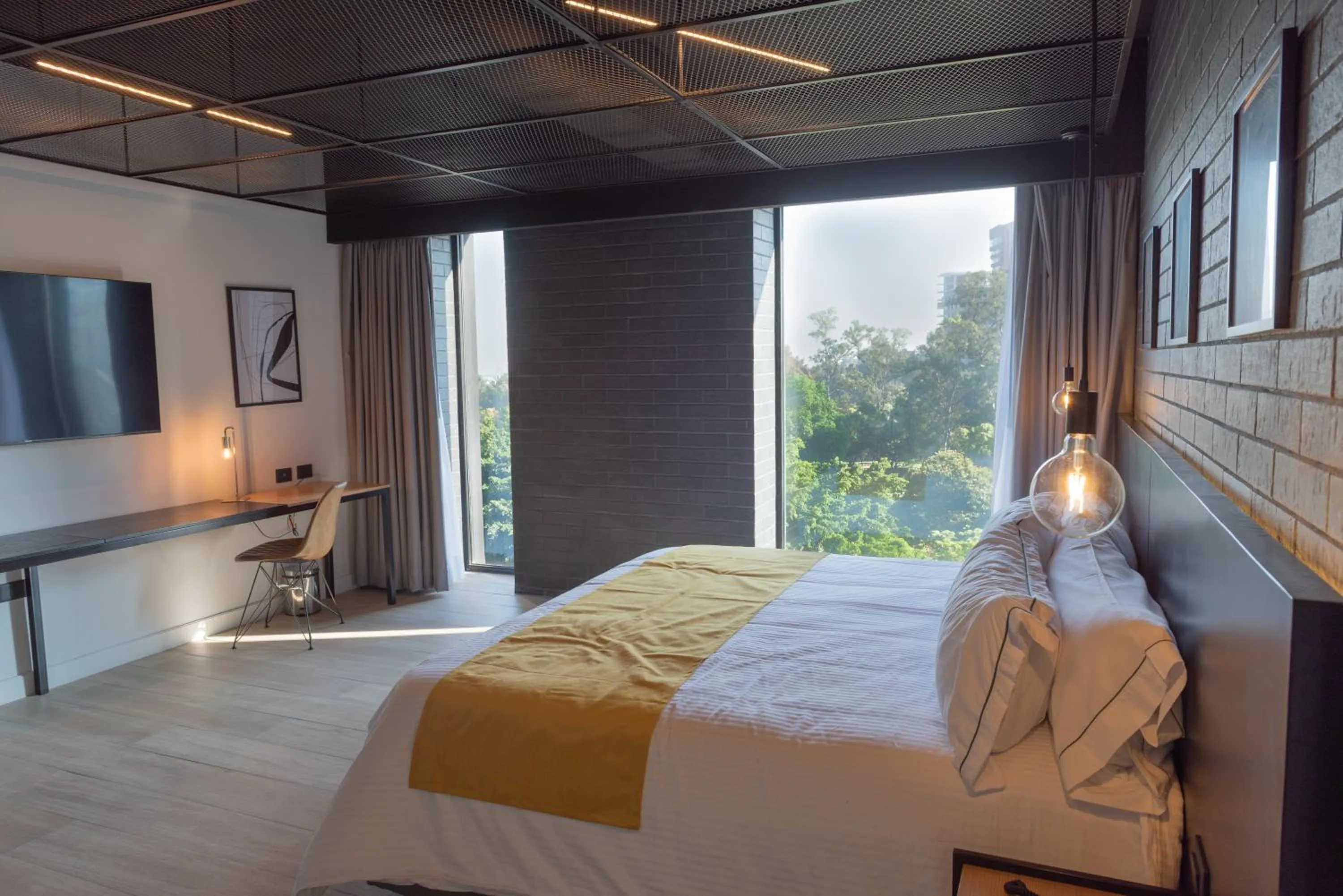 View (from property/room), Bed in FULTON Business Luxury HOTEL