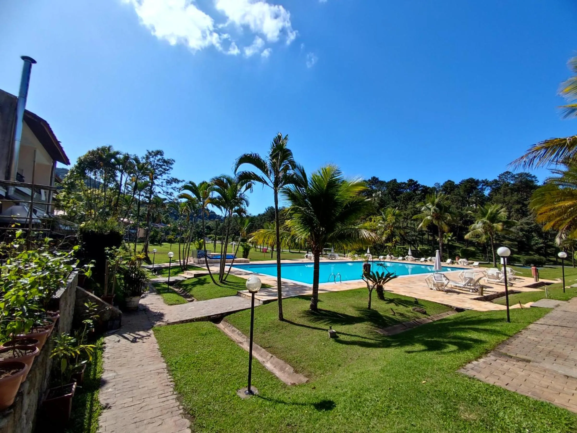 Apartamento até 10 pessoas na enseada Guarujá em condomínio clube praia piscinas salão jogos quadra futebol campo parquinho brinquedos Wi-fi Home office