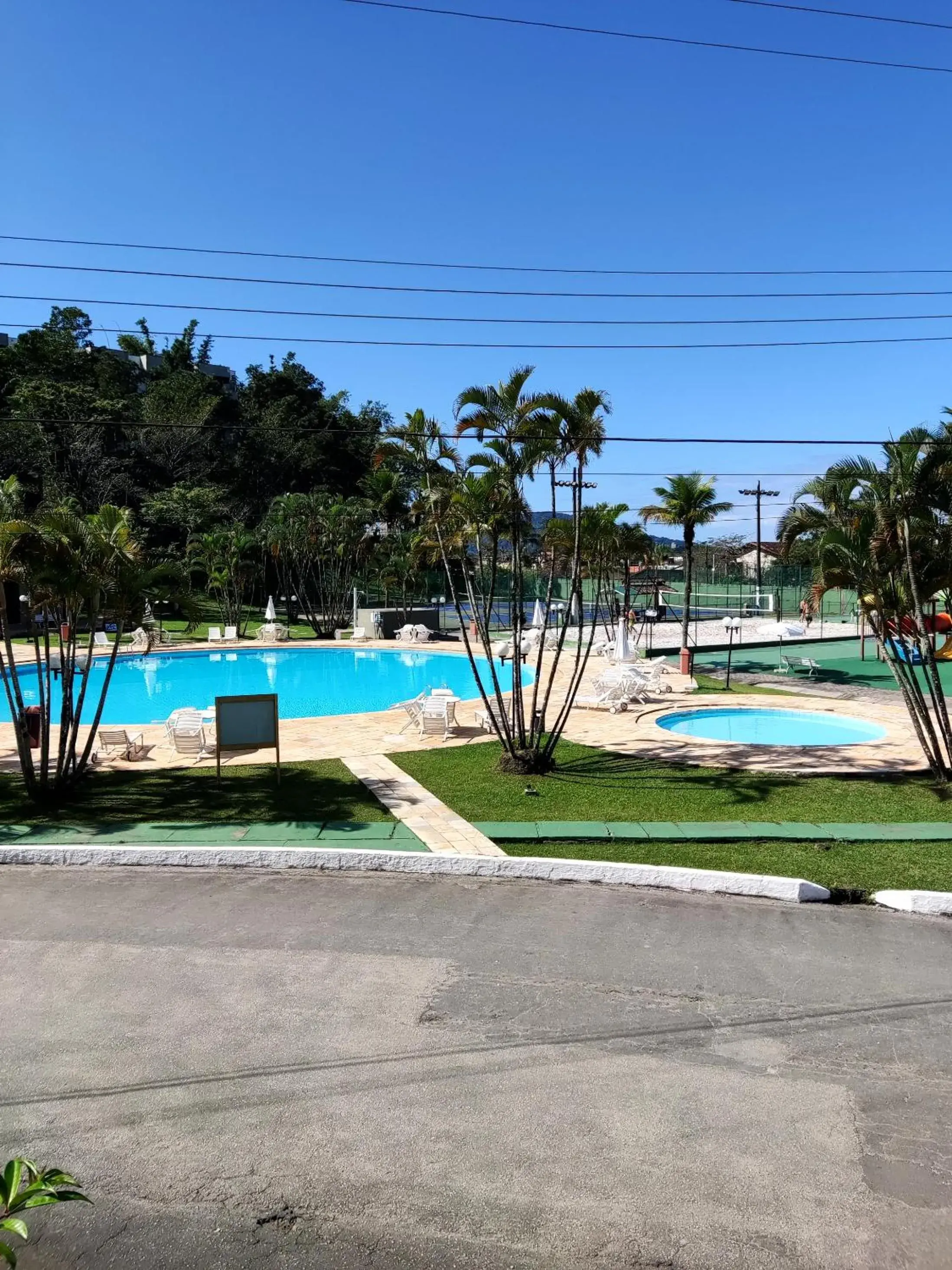 Apartamento até 10 pessoas na enseada Guarujá em condomínio clube praia piscinas salão jogos quadra futebol campo parquinho brinquedos Wi-fi Home office Apartamento até 10 pessoas na enseada Guarujá em condomínio clube praia piscinas salão jogos quadra futebol campo parquinho brinquedos Wi-fi Home office