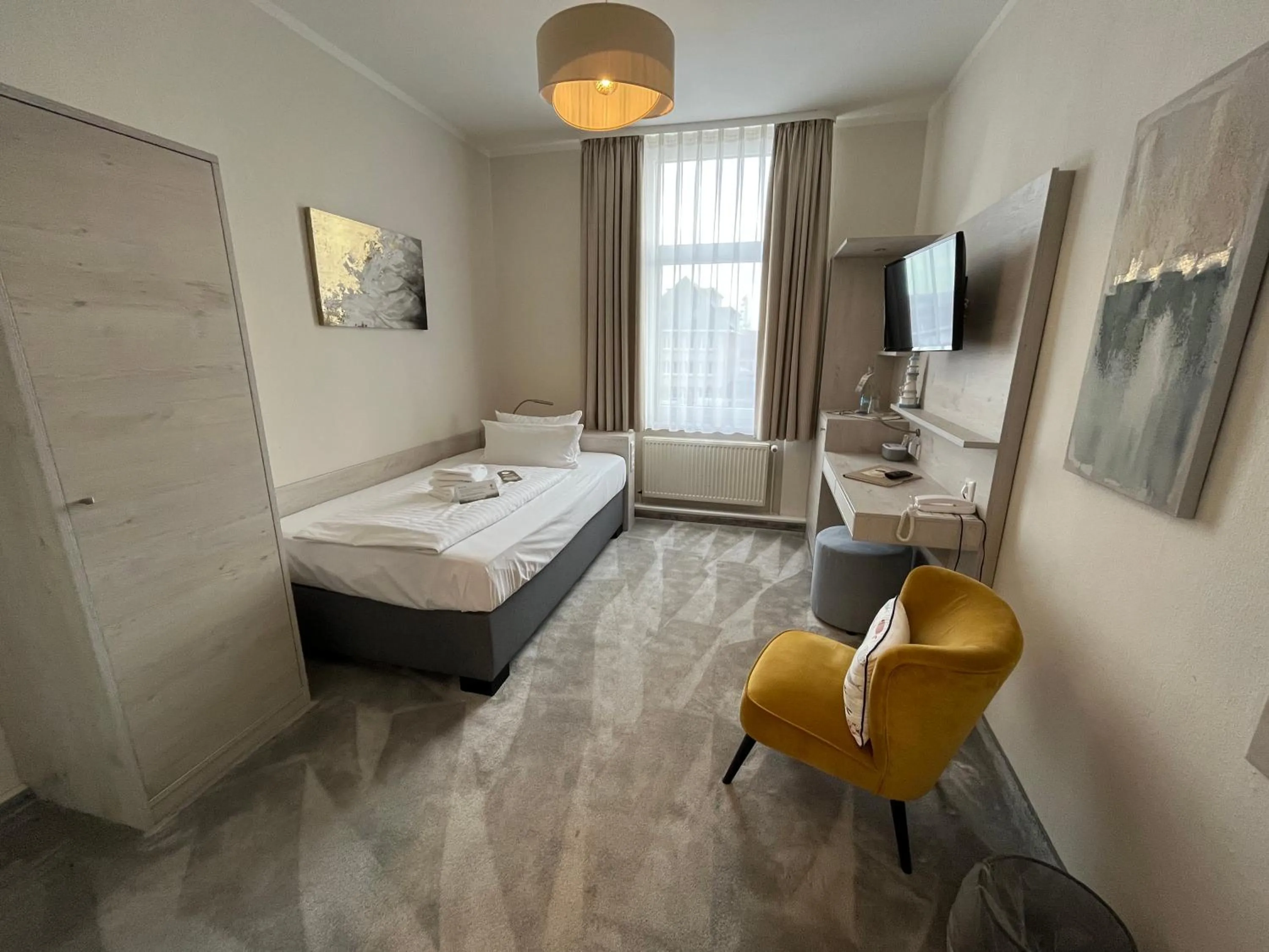 Photo of the whole room, Bed in Hotel Am Alten Strom