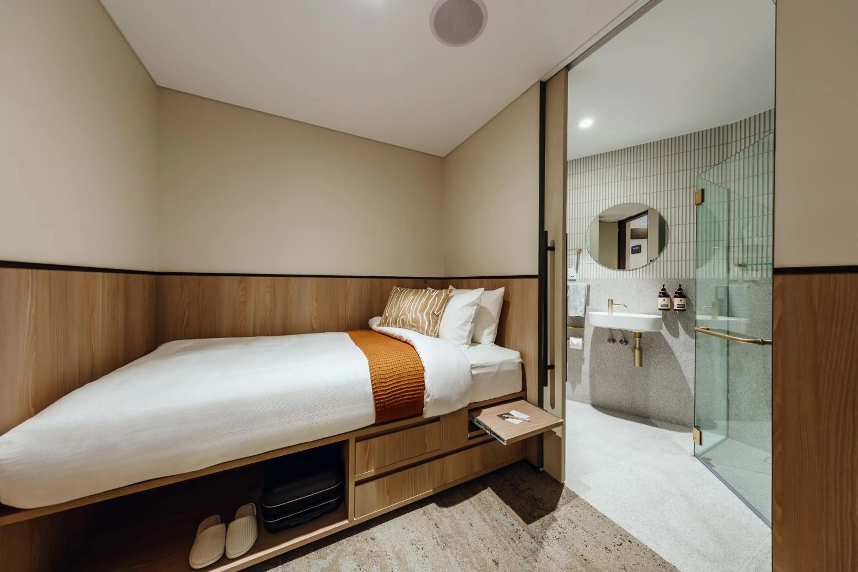 Shower, Bed in Aerotel Sydney - Inside International Terminal Airport