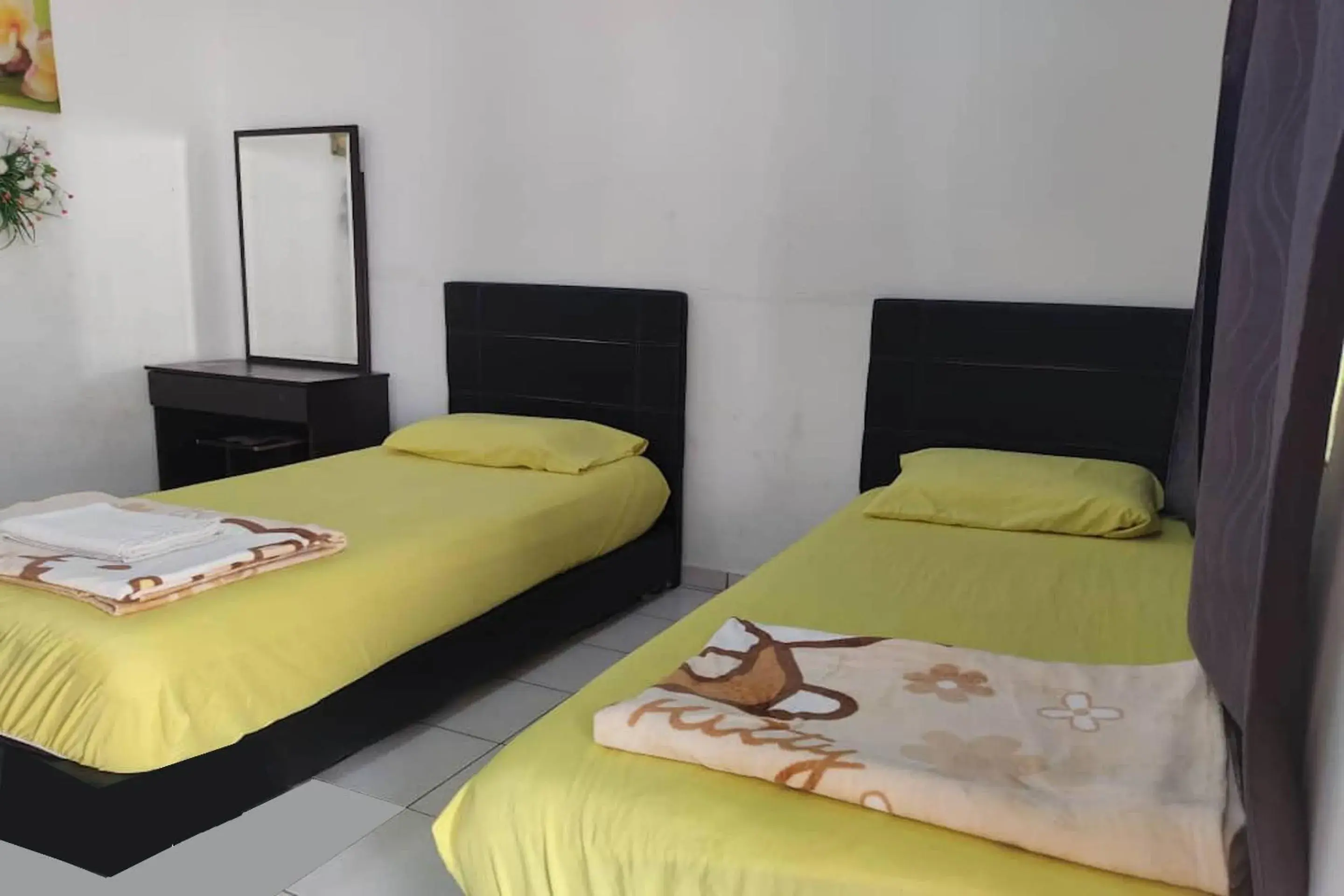 Deluxe Twin Room - single occupancy in Hotel O Taman Kota Homestay Deluxe Twin Room - single occupancy in Hotel O Taman Kota Homestay
