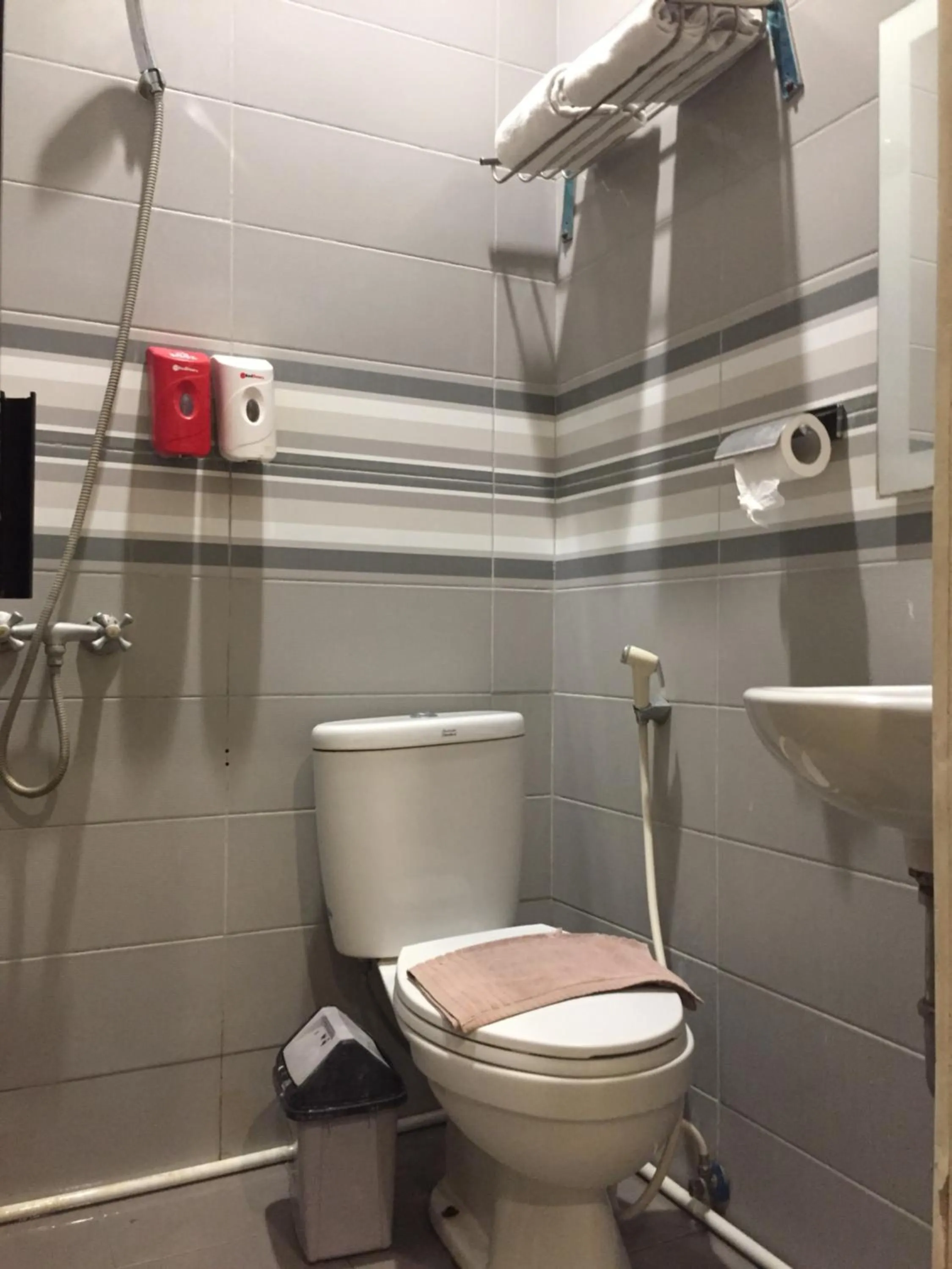 Bathroom in RedDoorz Plus @ Hotel Alden Makassar