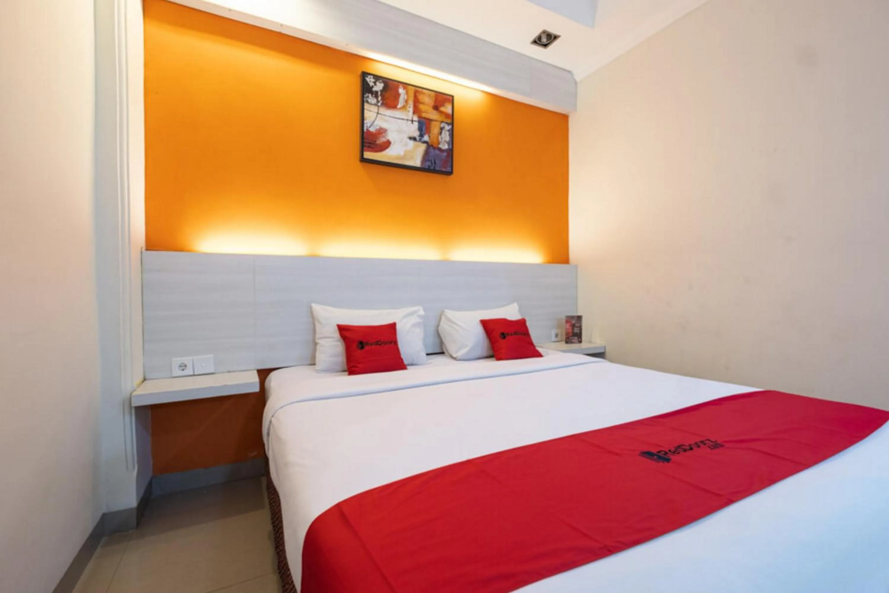 Bed in RedDoorz Plus @ Hotel Alden Makassar