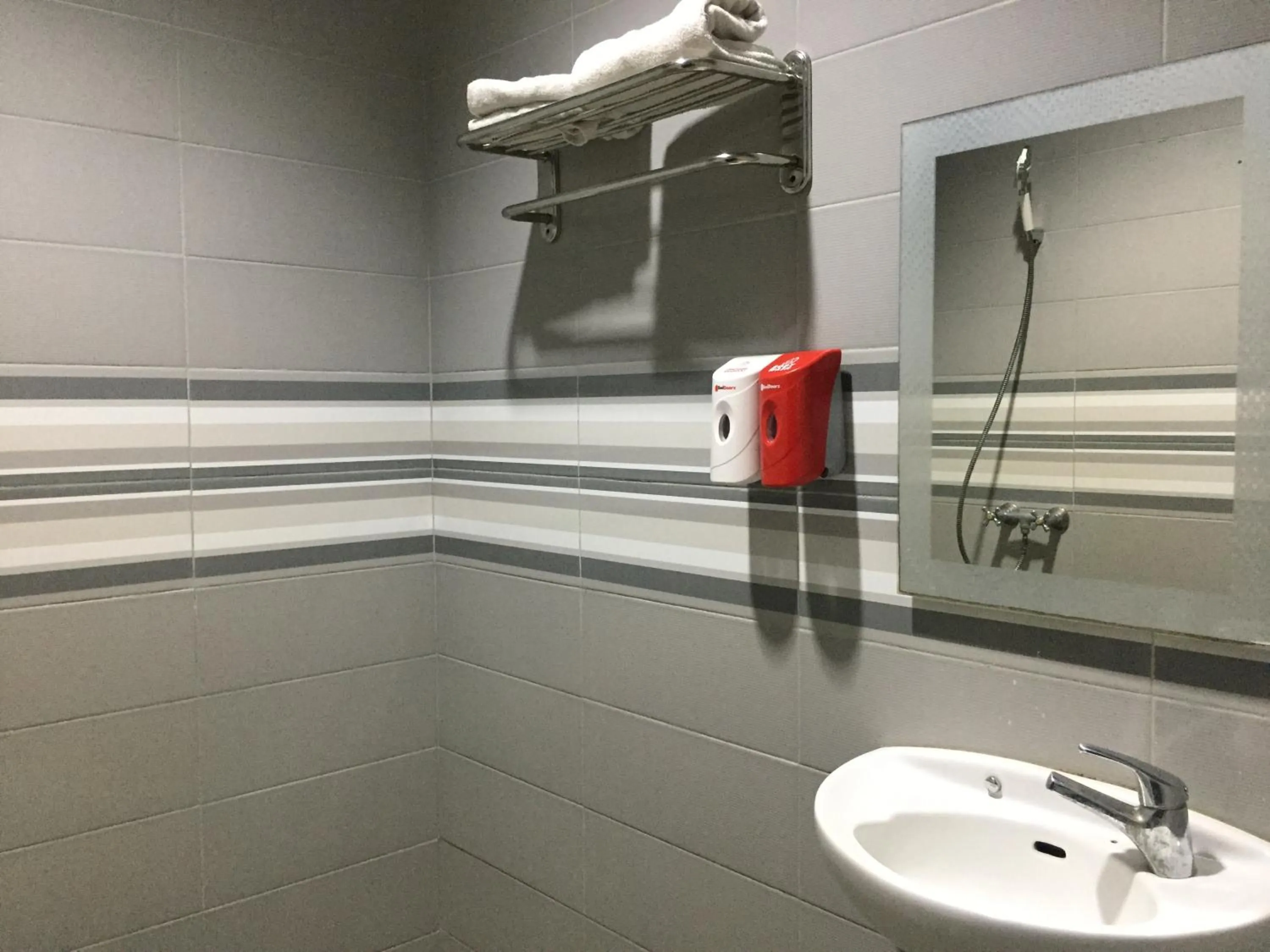 RedDoorz Plus @ Hotel Alden Makassar