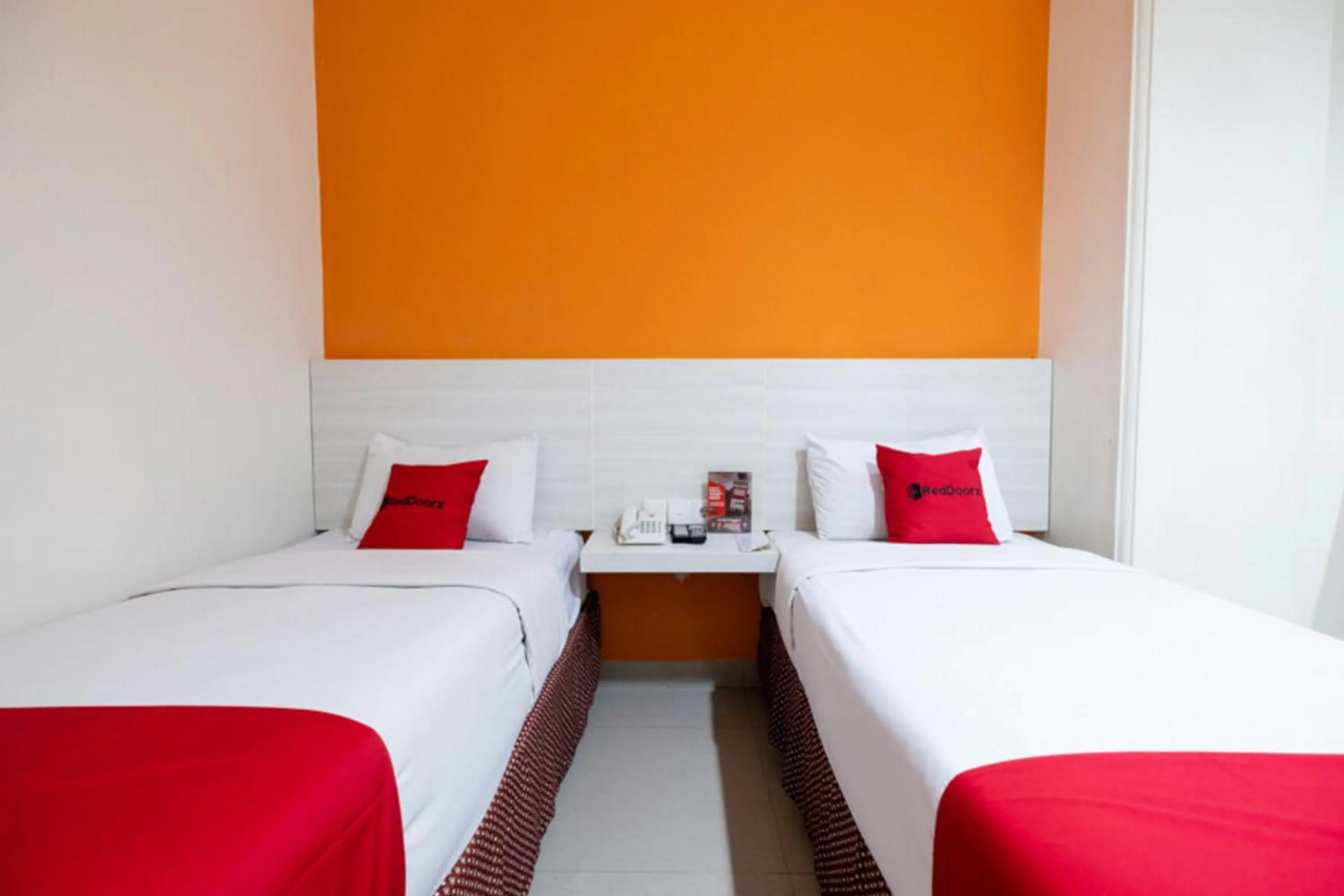 Bed in RedDoorz Plus @ Hotel Alden Makassar
