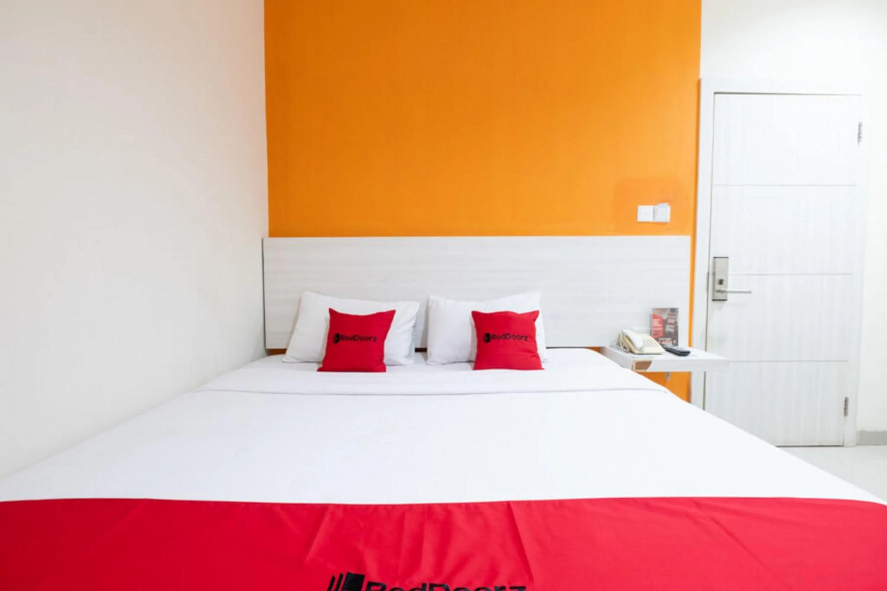 Bed in RedDoorz Plus @ Hotel Alden Makassar