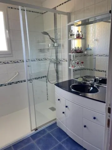 Bathroom in Le chasse marée