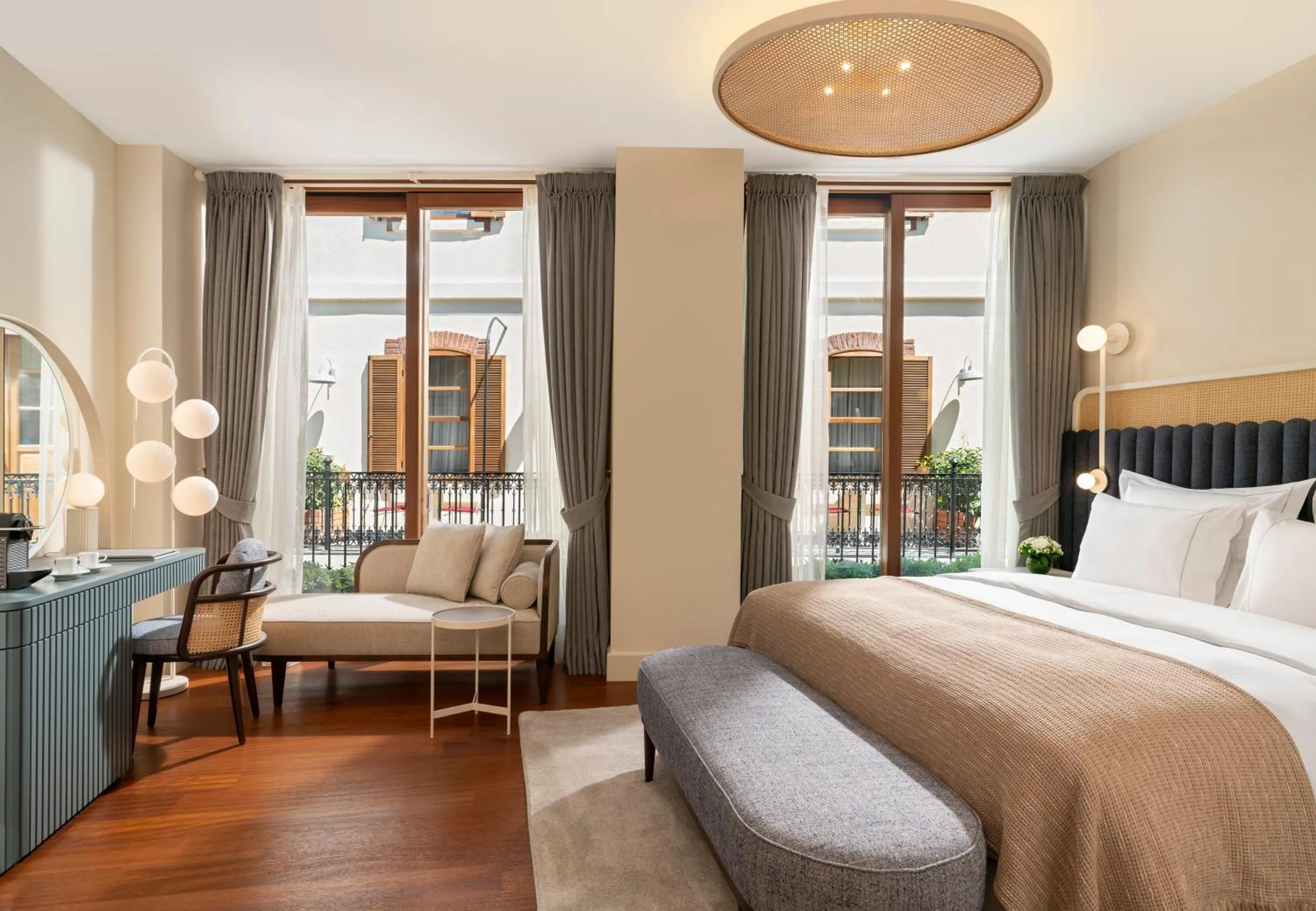 Bed in Ecole St. Pierre Hotel