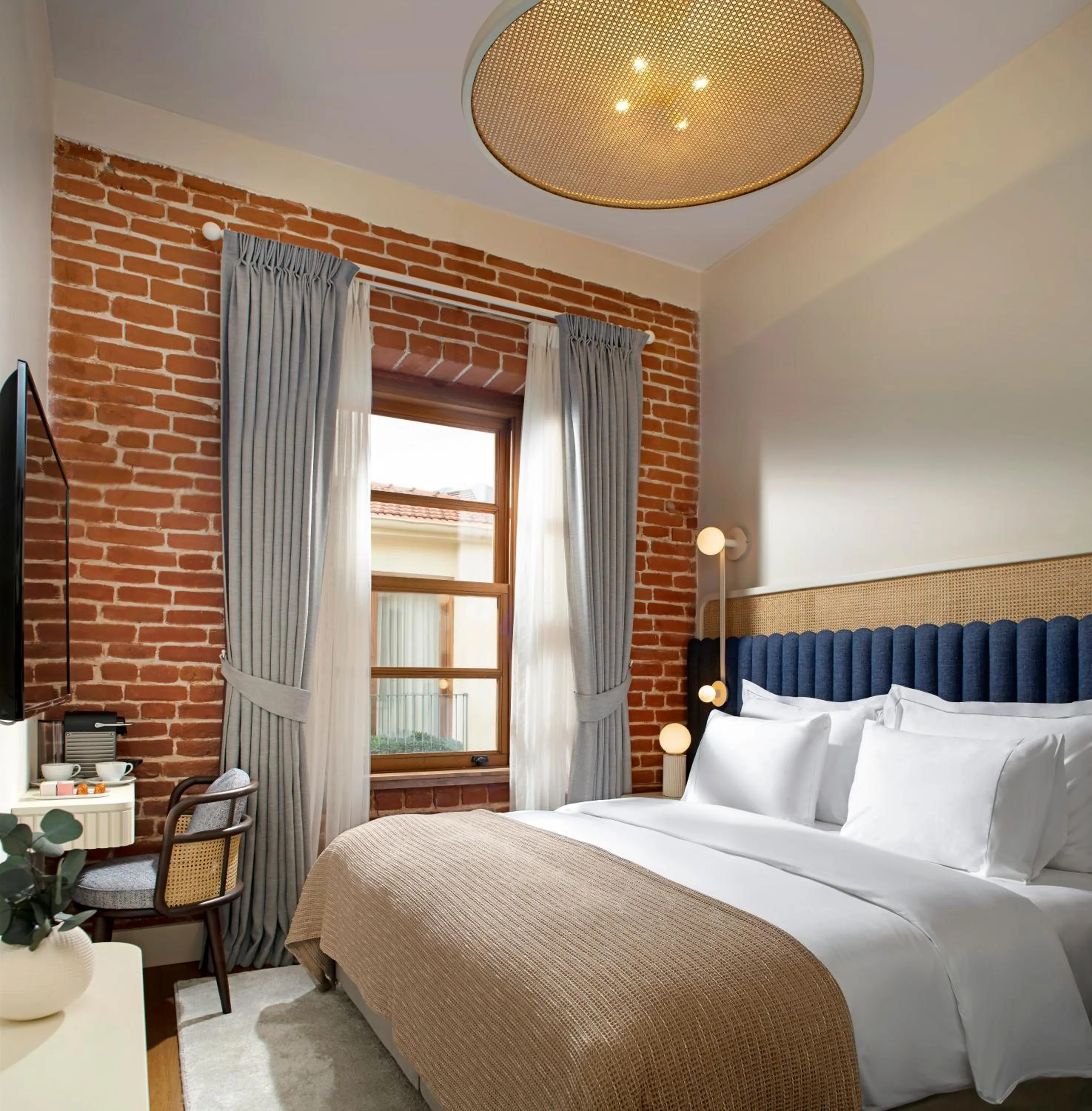 Bed in Ecole St. Pierre Hotel