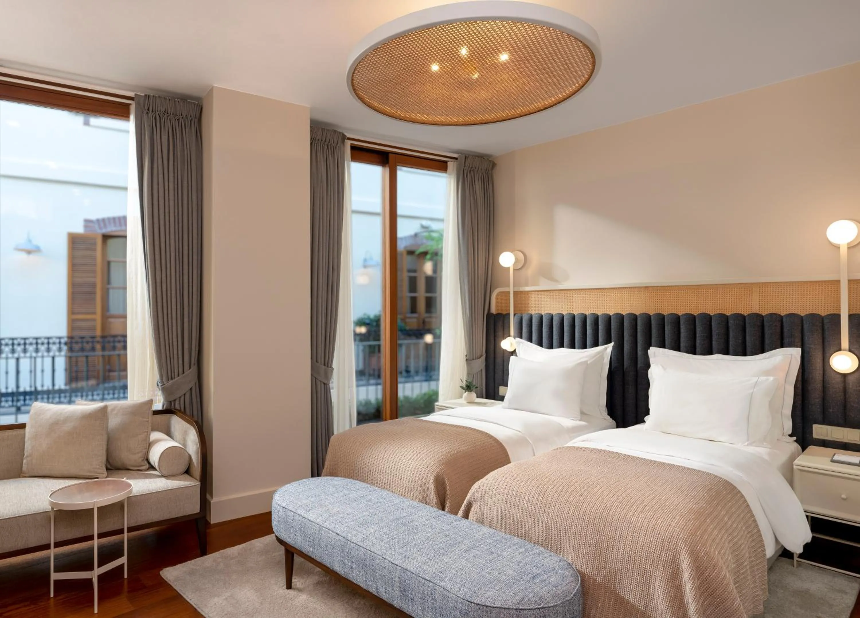 Bed in Ecole St. Pierre Hotel