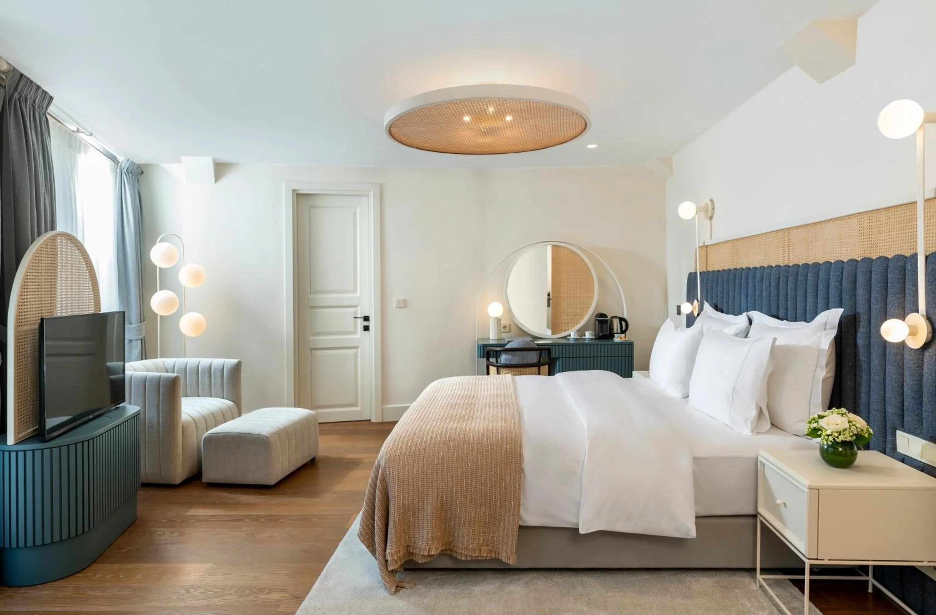 Bed in Ecole St. Pierre Hotel