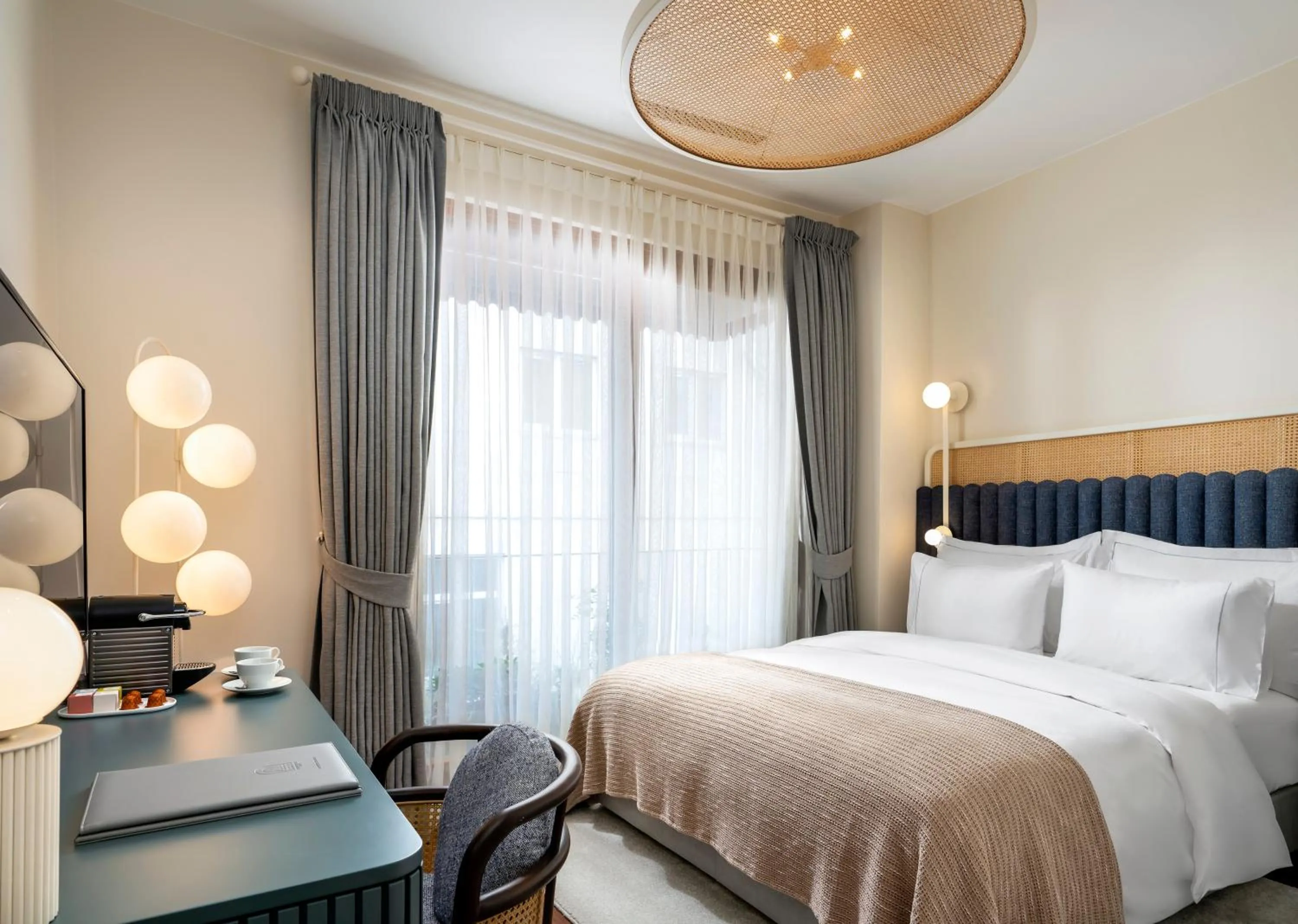 Bed in Ecole St. Pierre Hotel