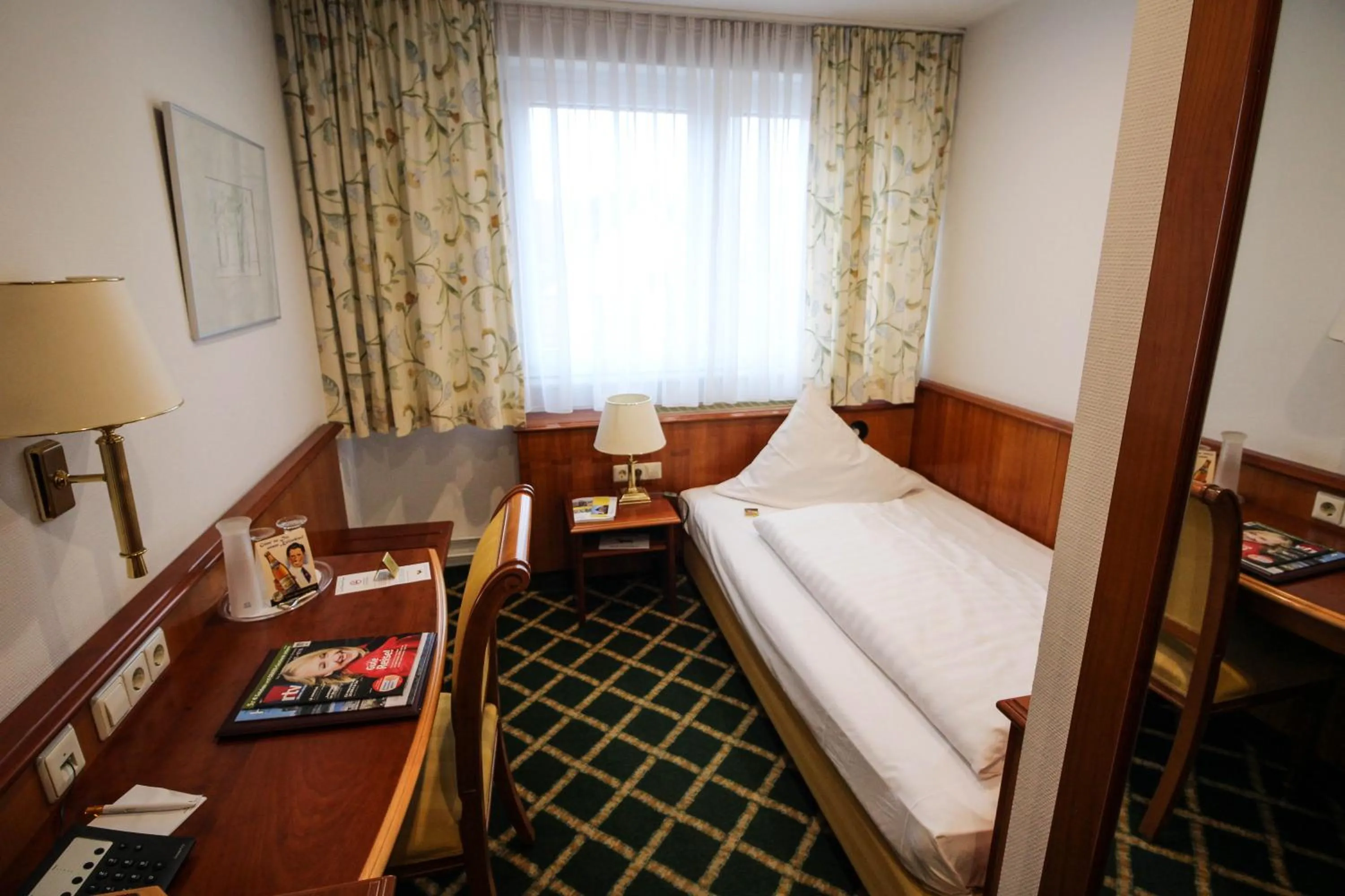 Bed in Ringhotel Zum Goldenen Ochsen