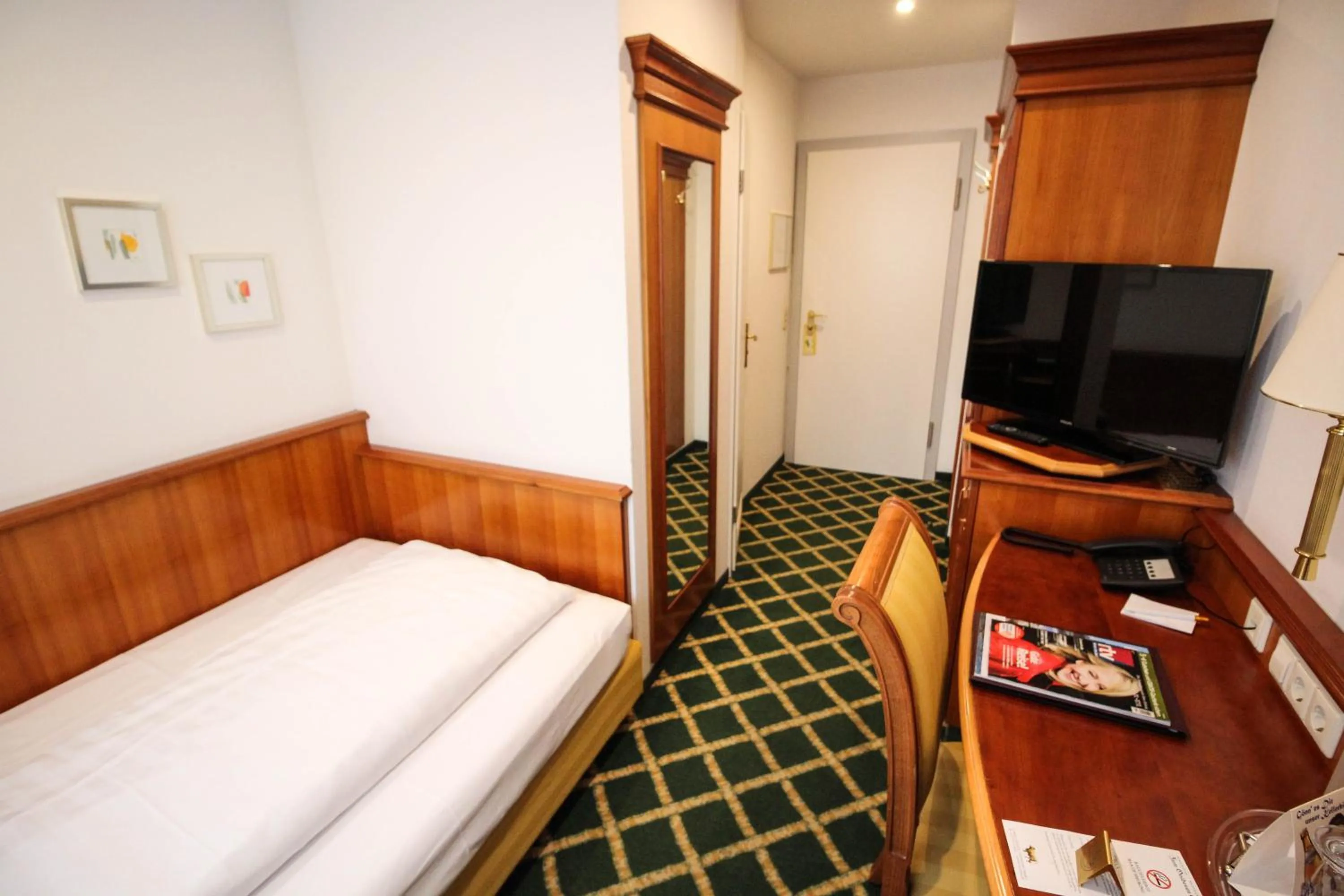 Bed in Ringhotel Zum Goldenen Ochsen