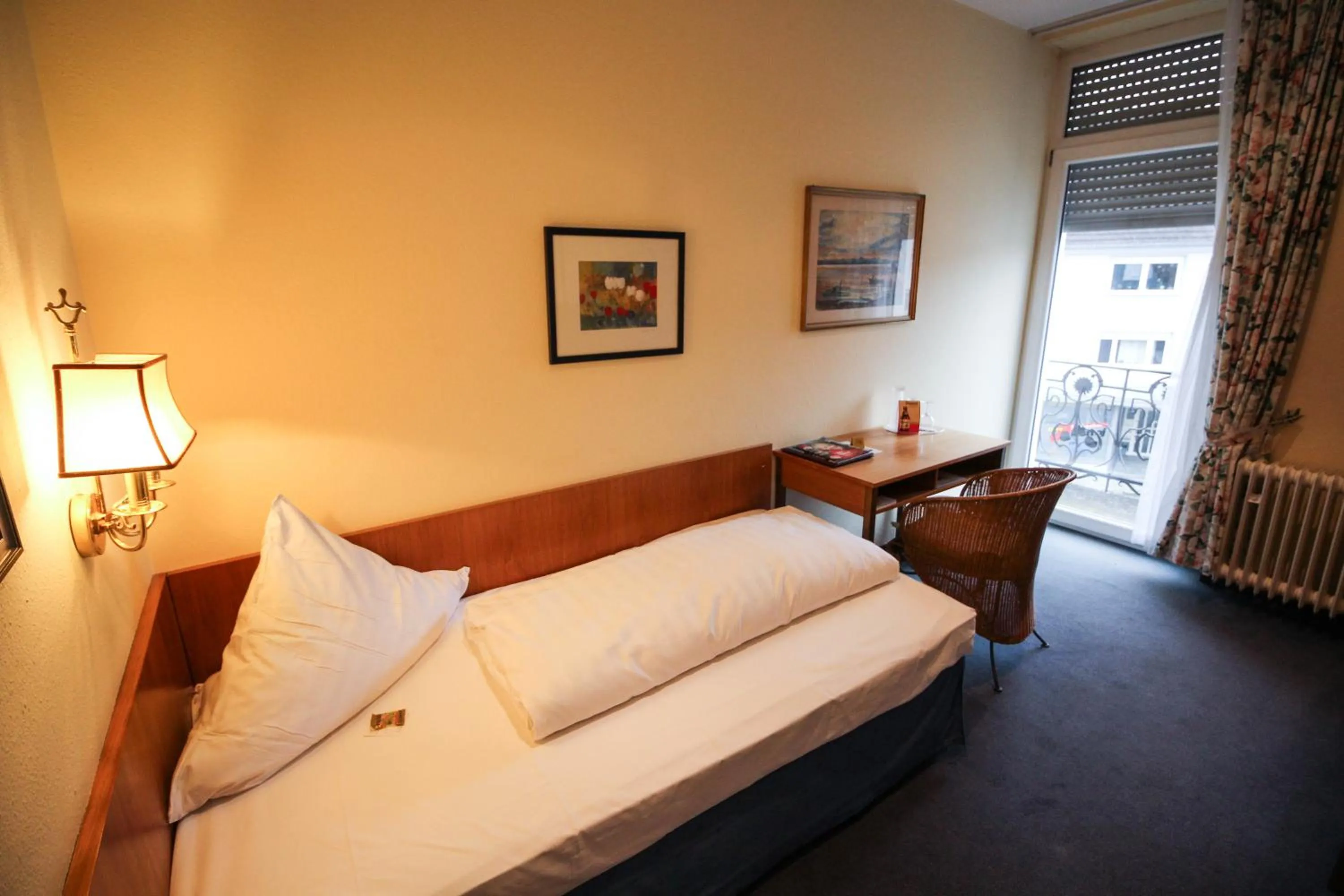 Bed in Ringhotel Zum Goldenen Ochsen