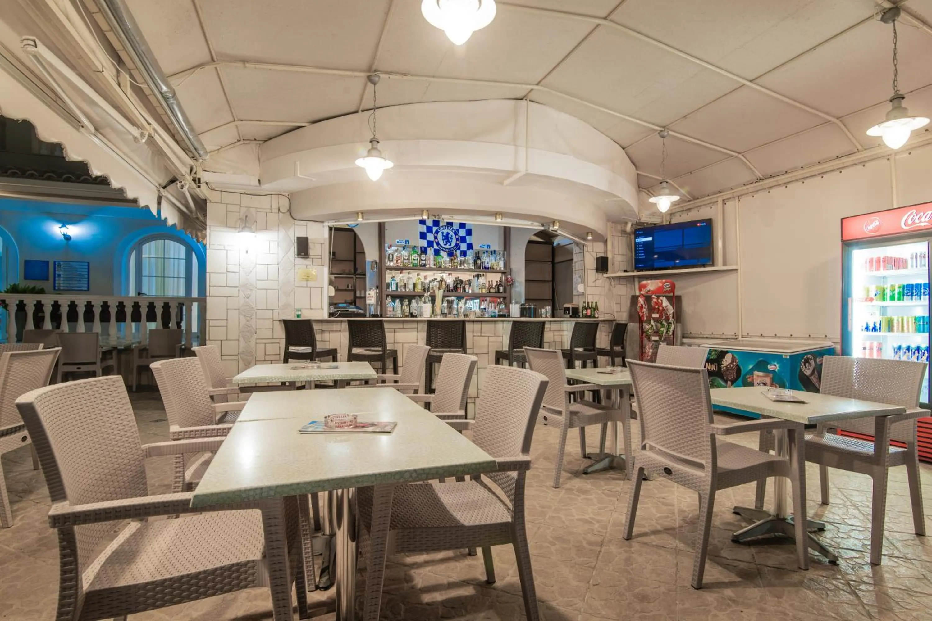 Restaurant/places to eat in Daisy Hotel