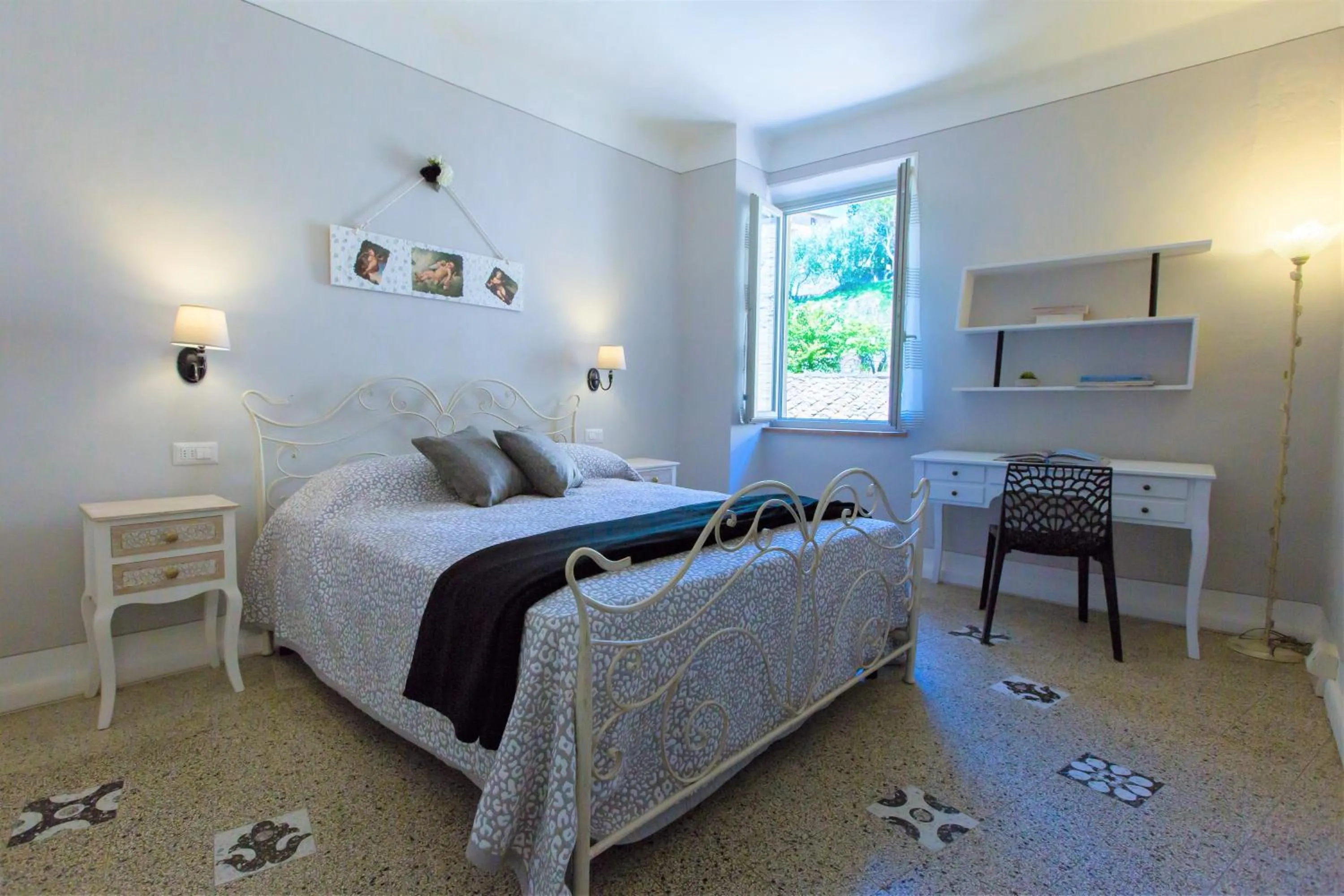 Bed in San Gimignano Town Garden